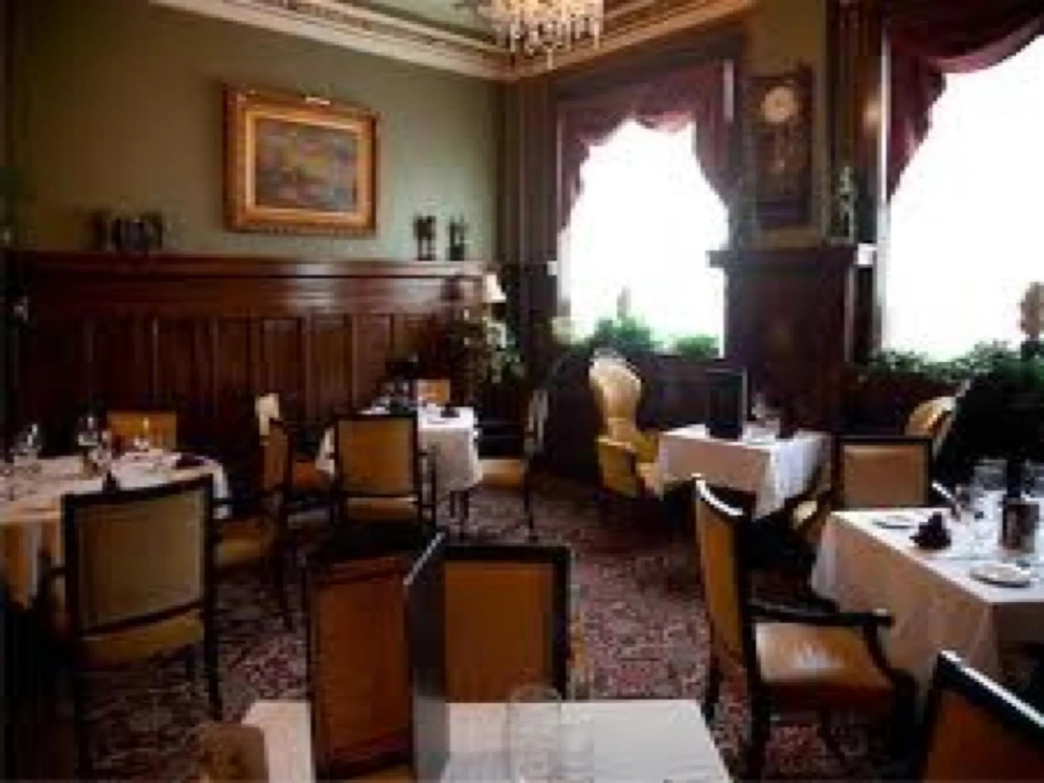 Restaurant/places to eat in Hotel Senator