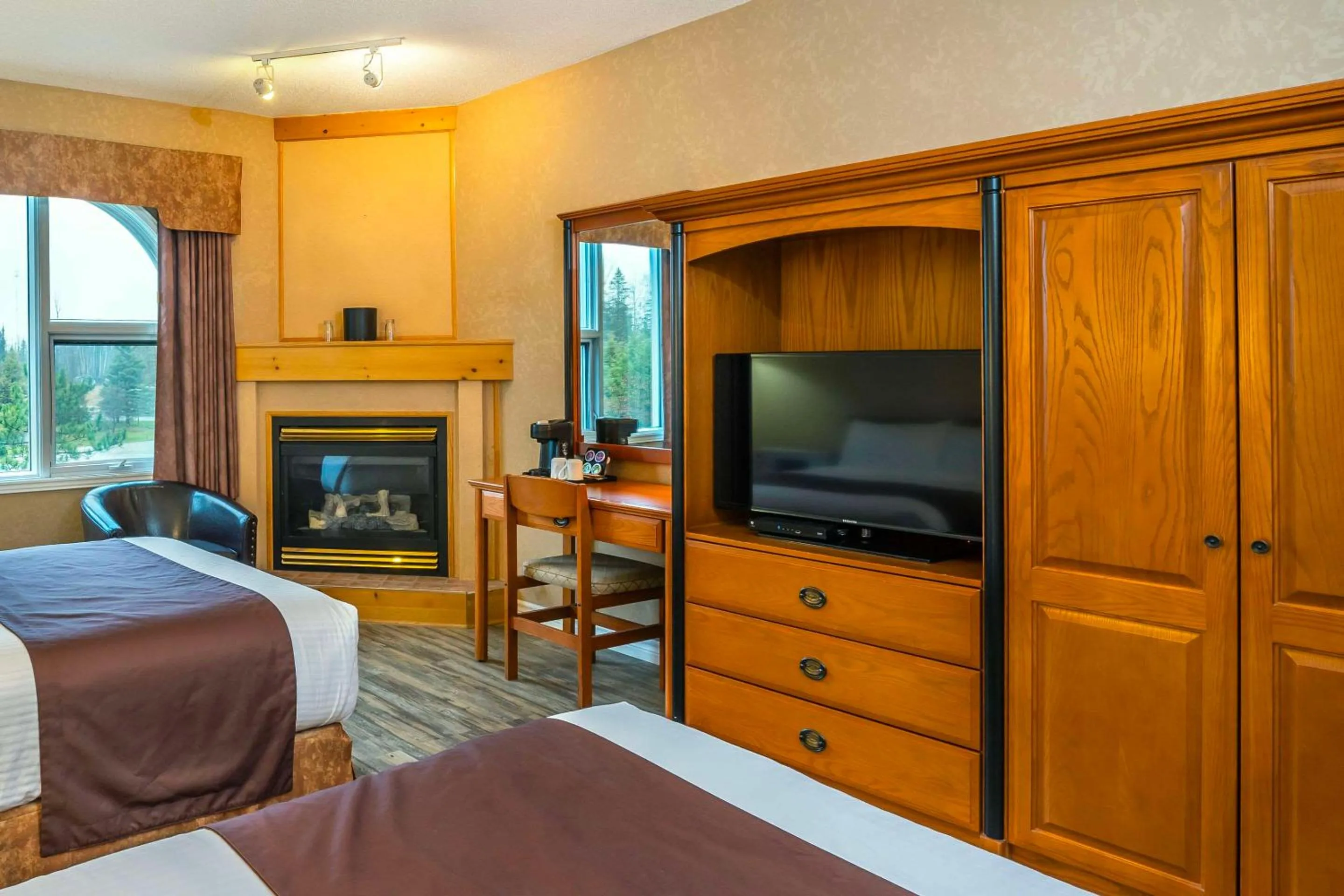 Quadruple Room with Fireplace - Non Smoking in Cedar Meadows Resort & Spa, an Ascend Collection Resort