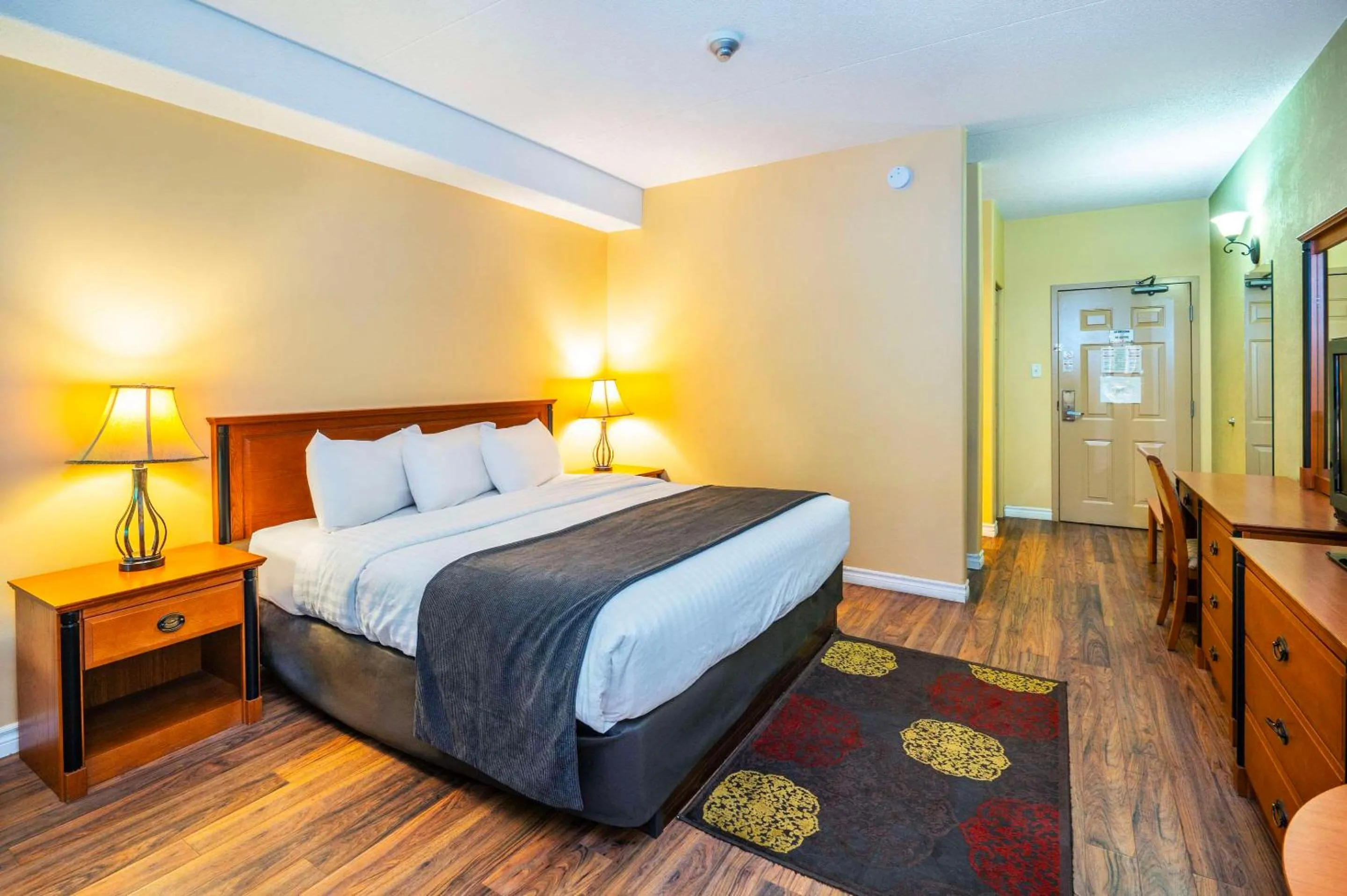 Bedroom, Bed in Cedar Meadows Resort & Spa, an Ascend Collection Resort