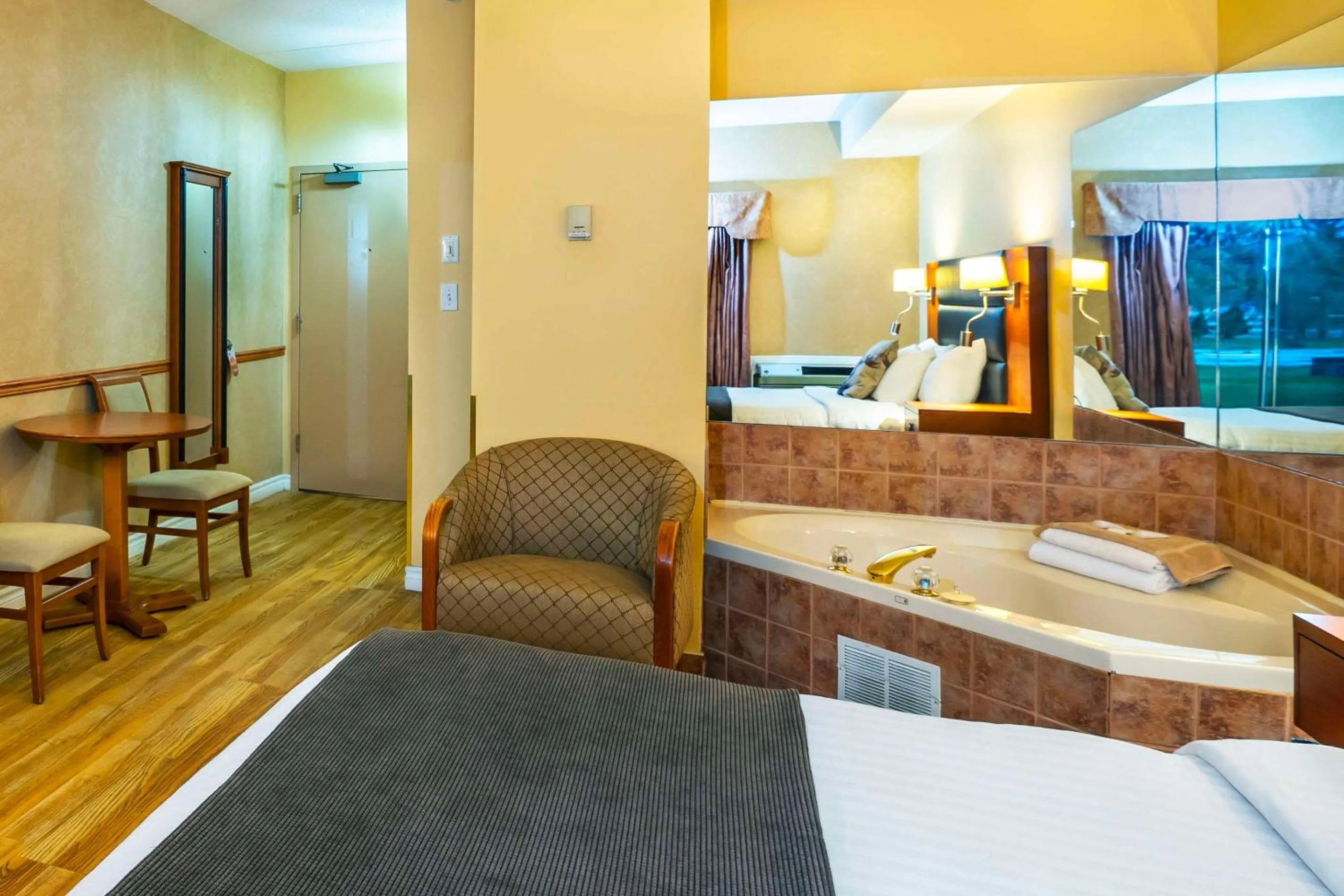 Bedroom, Bed in Cedar Meadows Resort & Spa, an Ascend Collection Resort