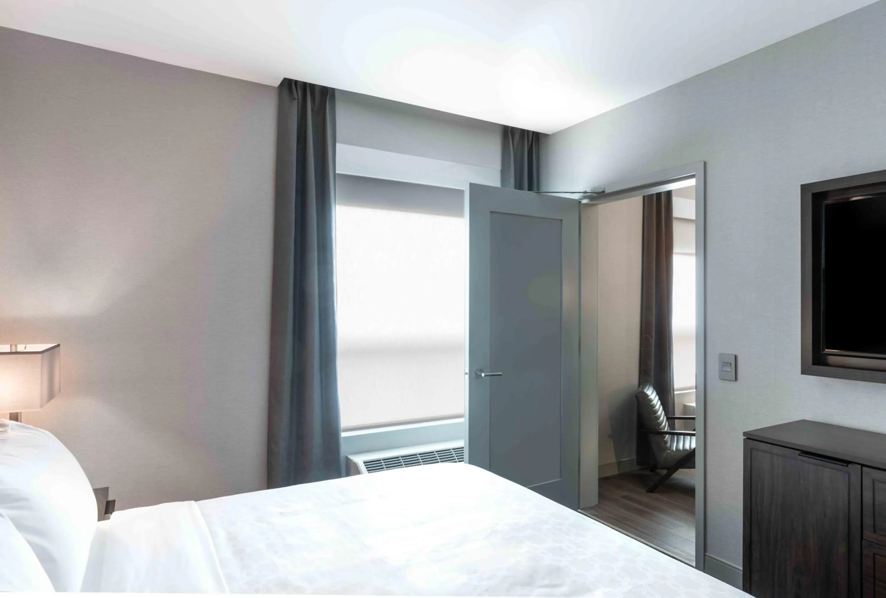 Photo of the whole room, Bed in Holiday Inn Express - Boston South - Quincy by IHG