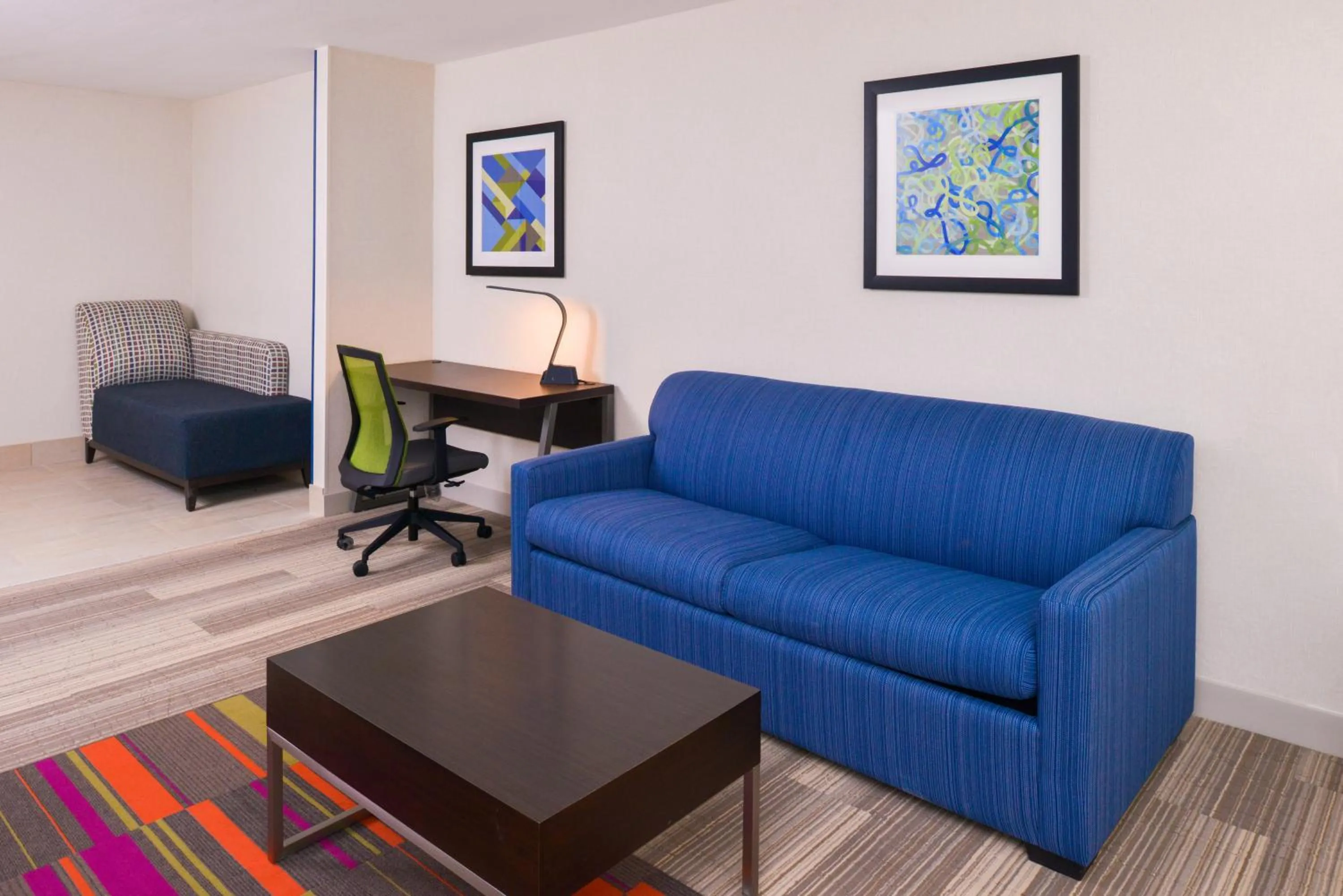 Living room in Holiday Inn Express & Suites - Shreveport - Downtown by IHG