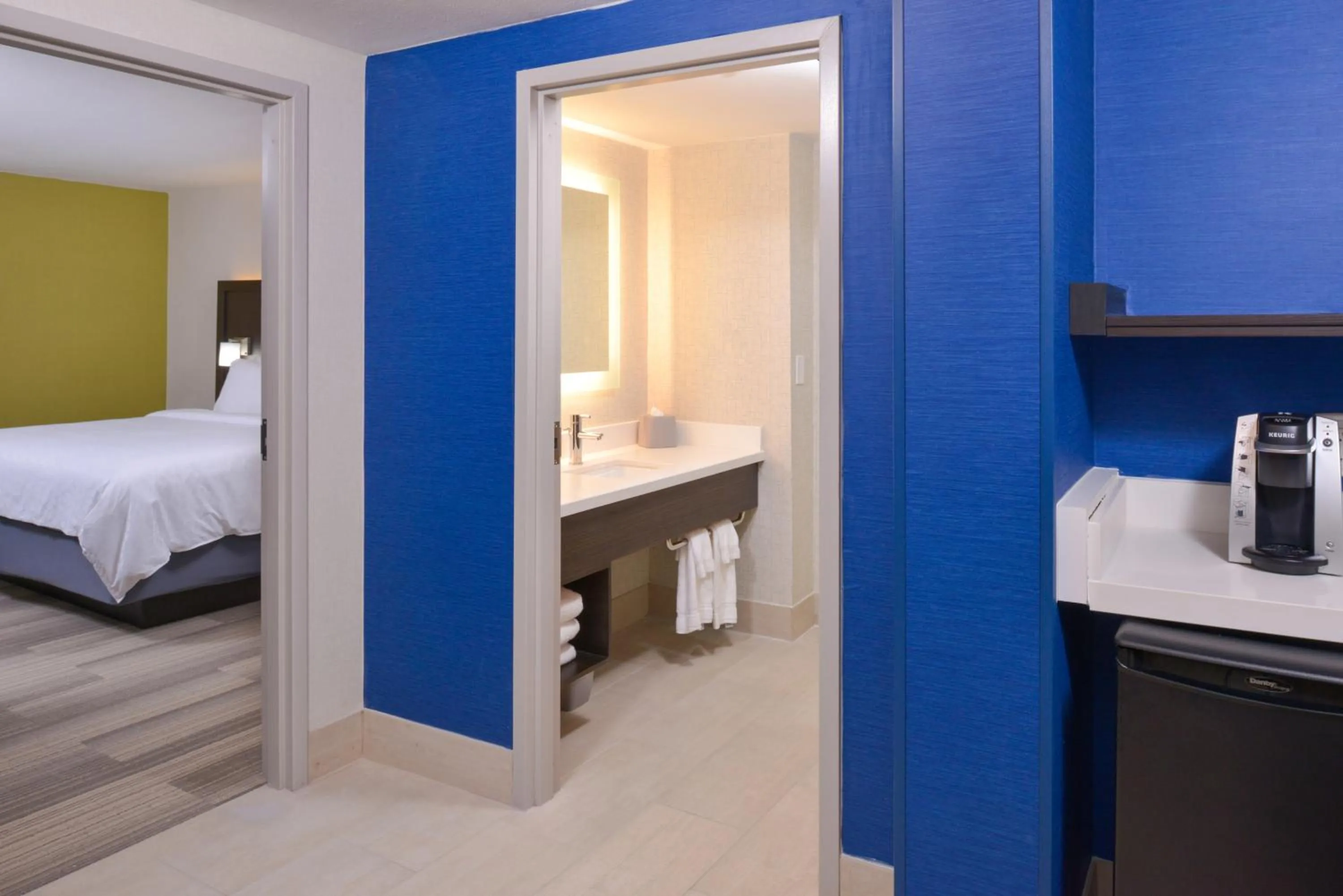 Bed in Holiday Inn Express & Suites - Shreveport - Downtown by IHG