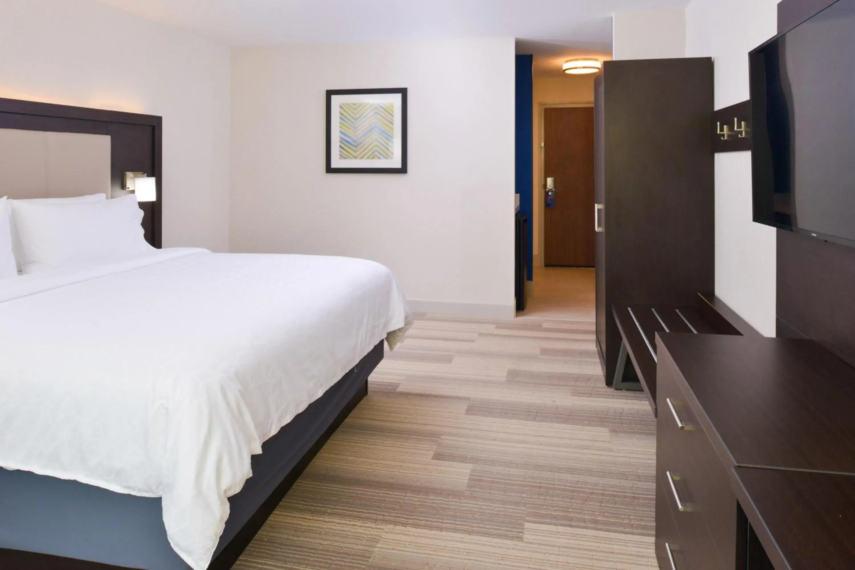 Standard King Room with Roll-In Shower - Communications Access in Holiday Inn Express & Suites - Shreveport - Downtown by IHG Standard King Room with Roll-In Shower - Communications Access in Holiday Inn Express & Suites - Shreveport - Downtown by IHG