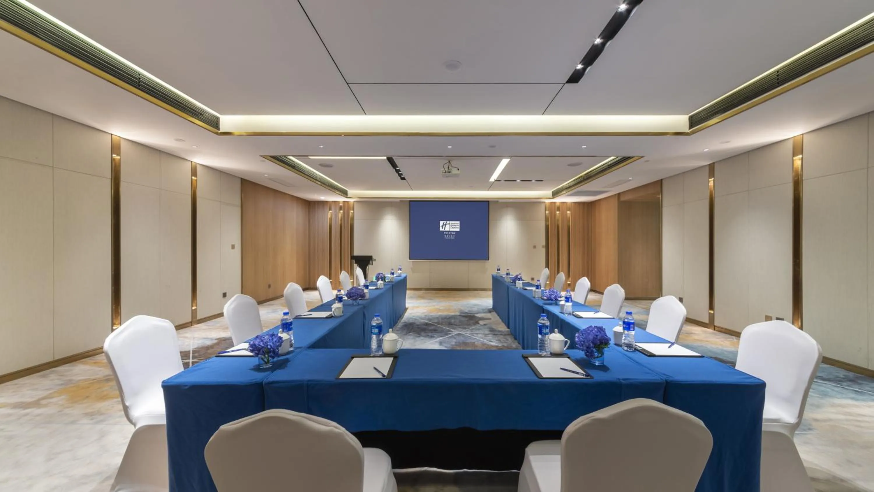 Meeting/conference room in Holiday Inn Express Qiliping by IHG
