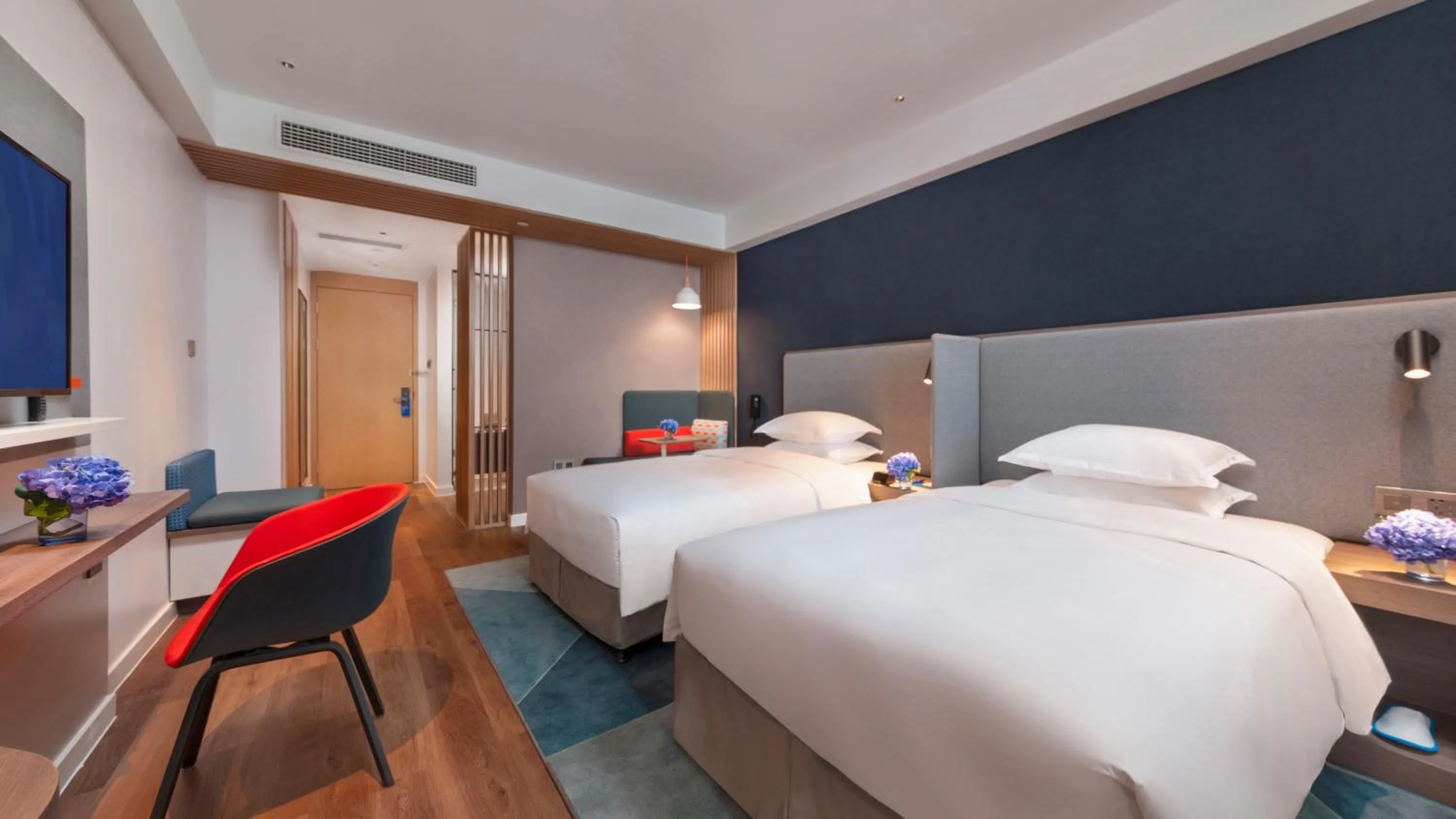 Photo of the whole room, Bed in Holiday Inn Express Qiliping by IHG