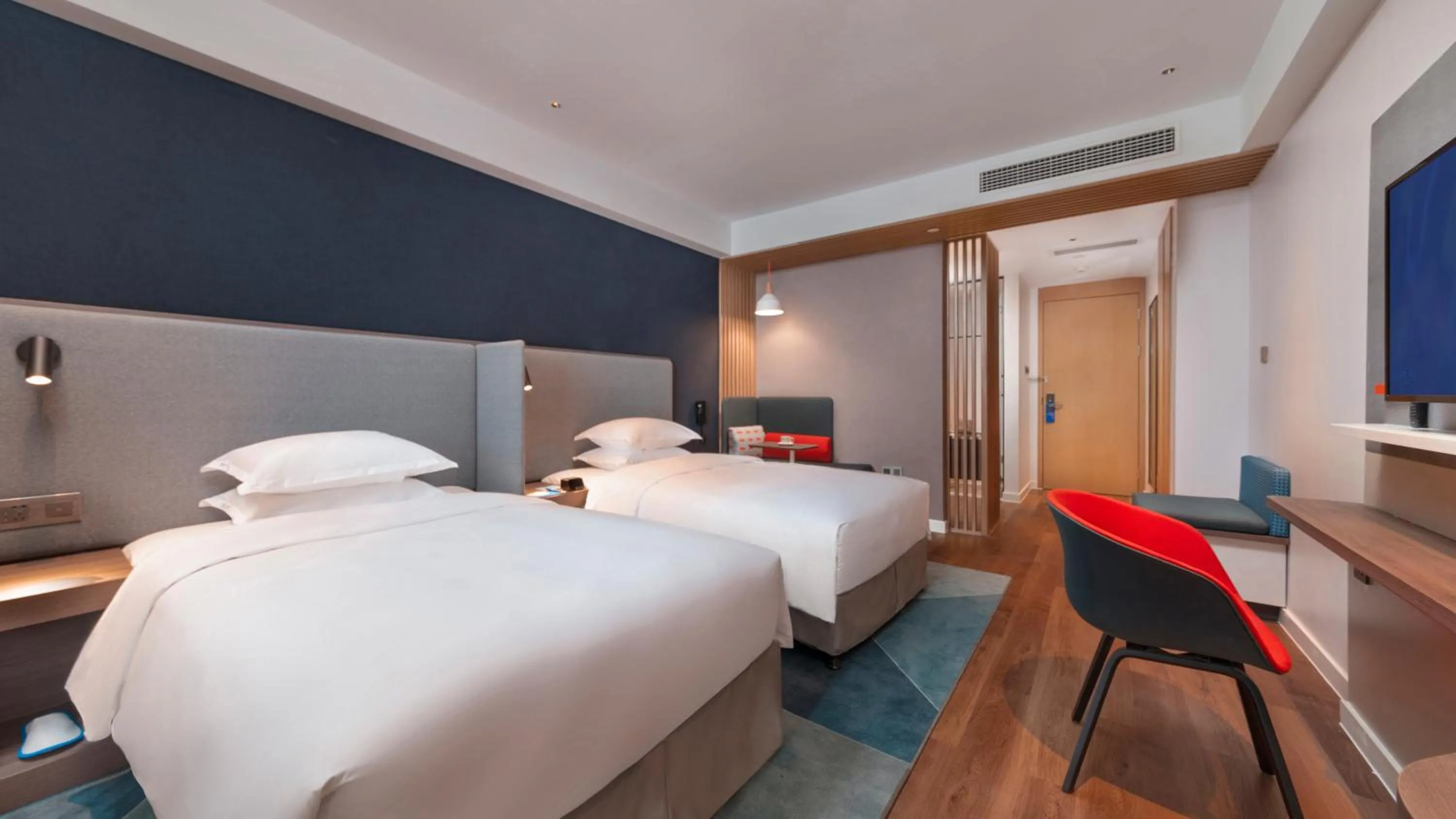 Photo of the whole room, Bed in Holiday Inn Express Qiliping by IHG