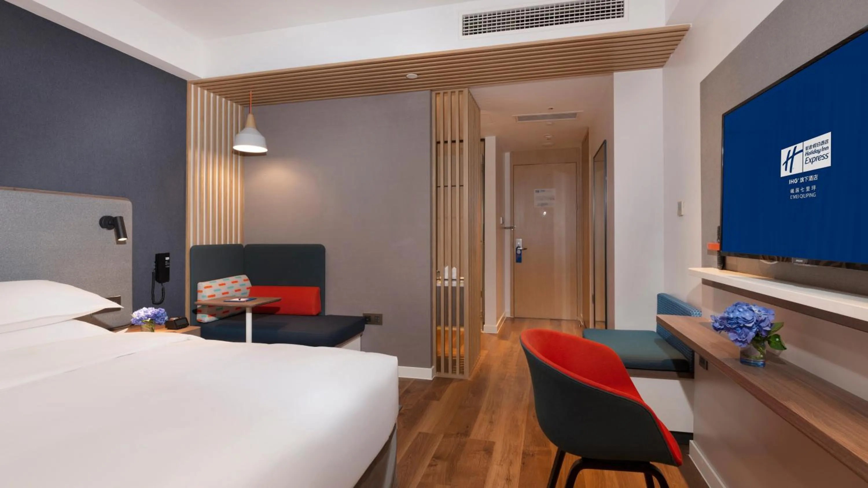 Photo of the whole room, Bed in Holiday Inn Express Qiliping by IHG