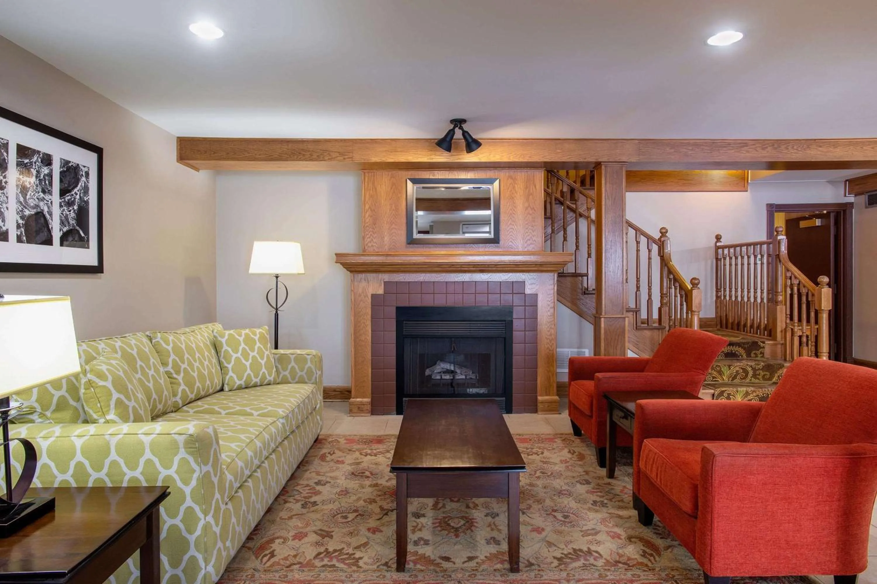 Lobby or reception in Travelodge Suites by Wyndham Regina - Eastgate Bay