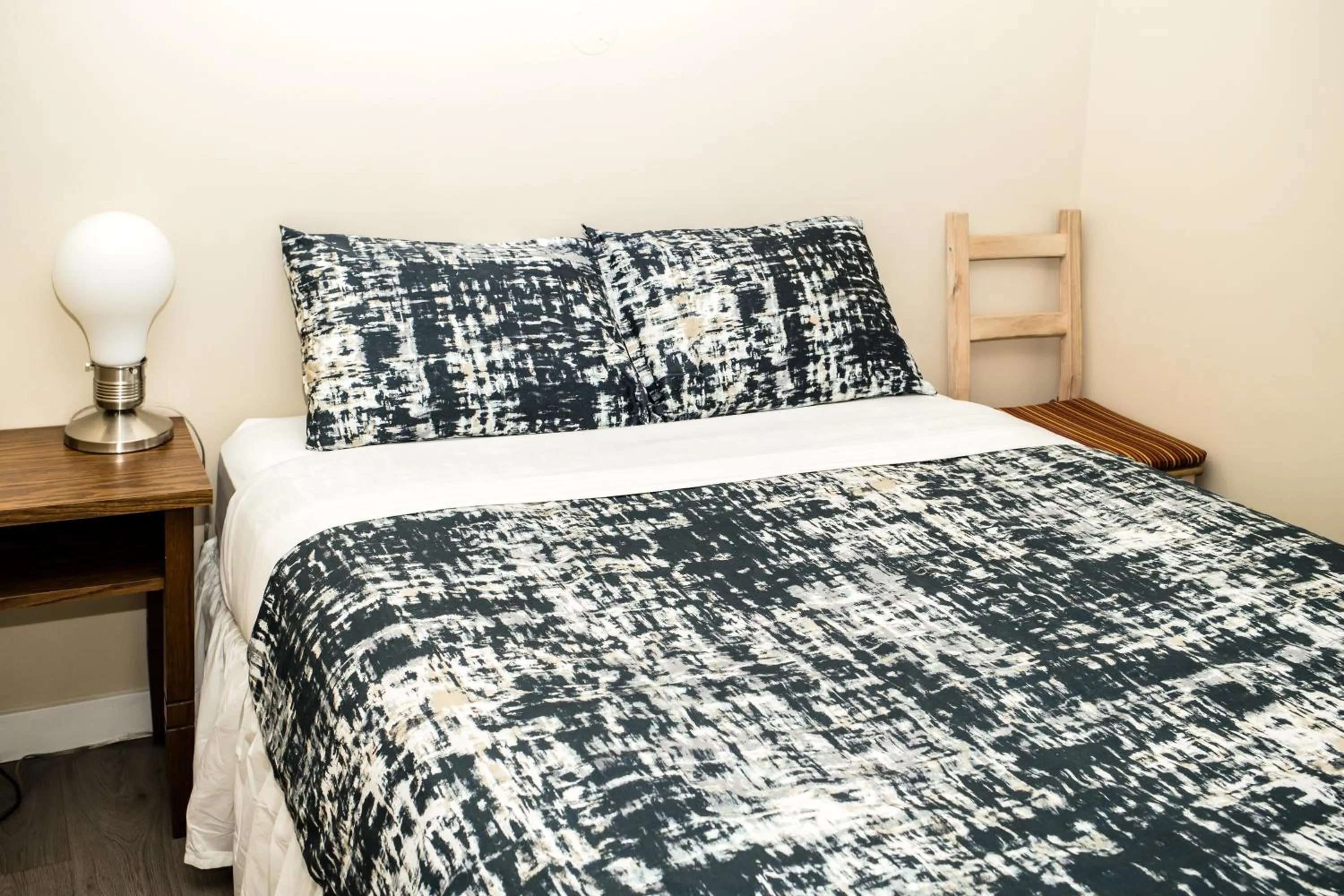 Bedroom, Bed in Crescent Motel