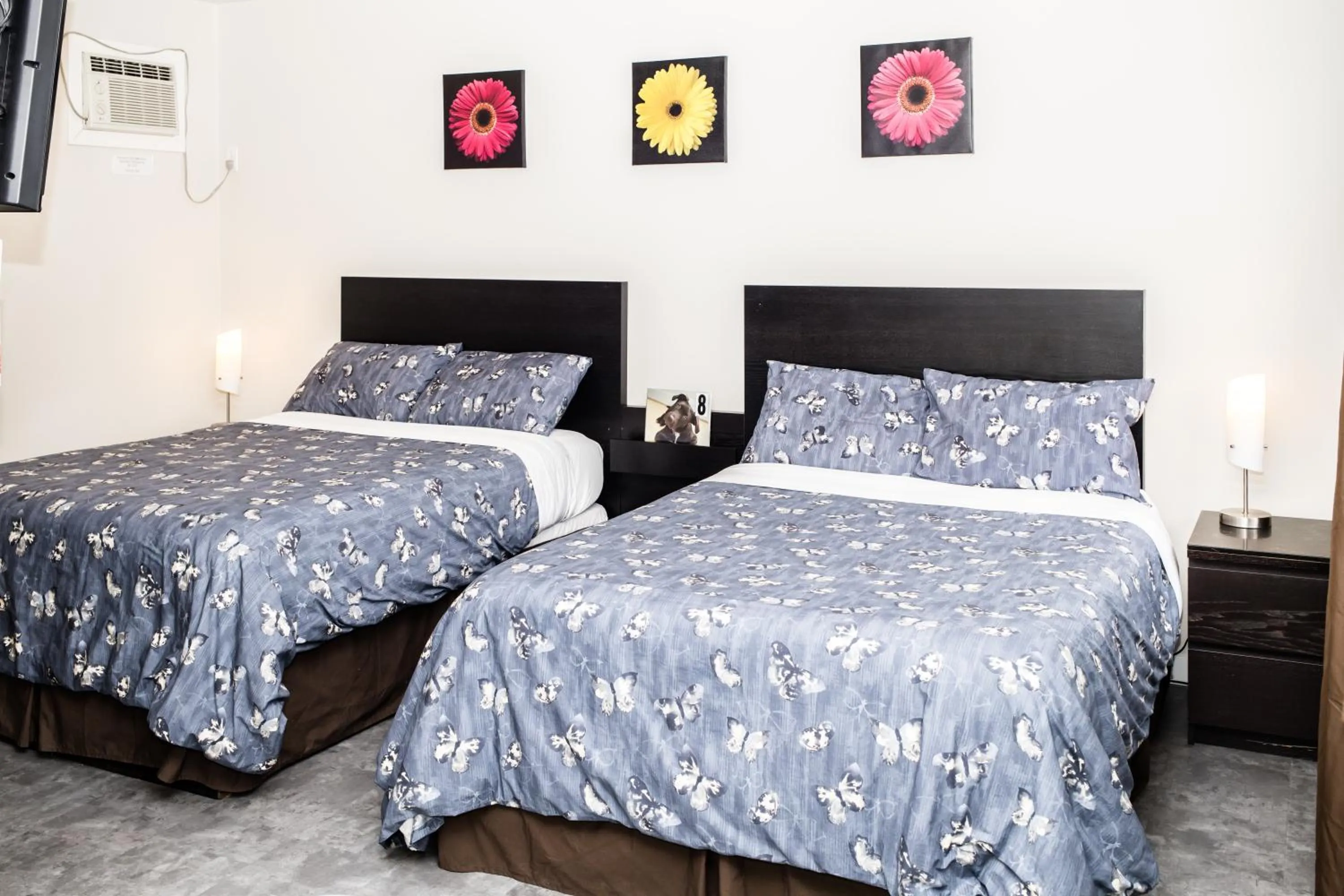 Bedroom, Bed in Crescent Motel