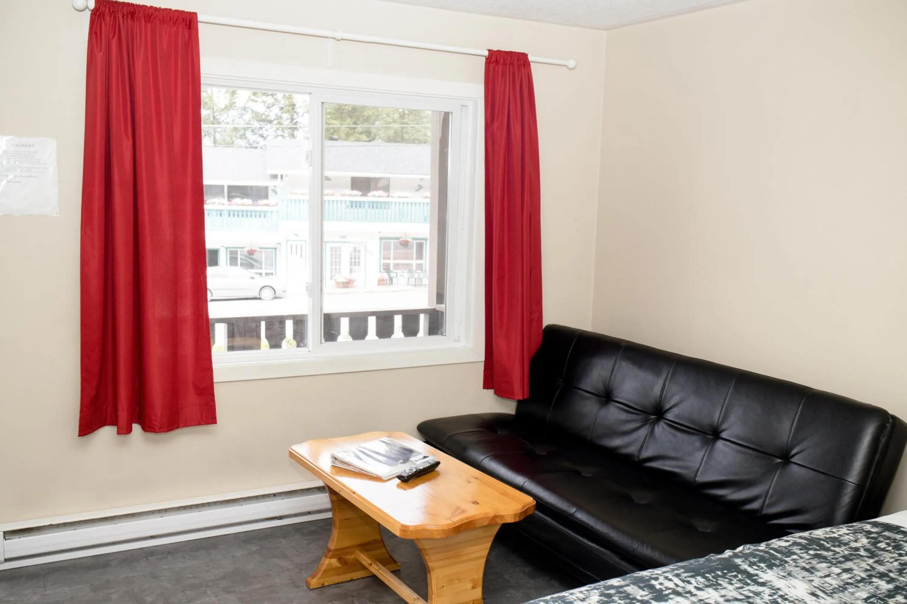 Seating area in Crescent Motel