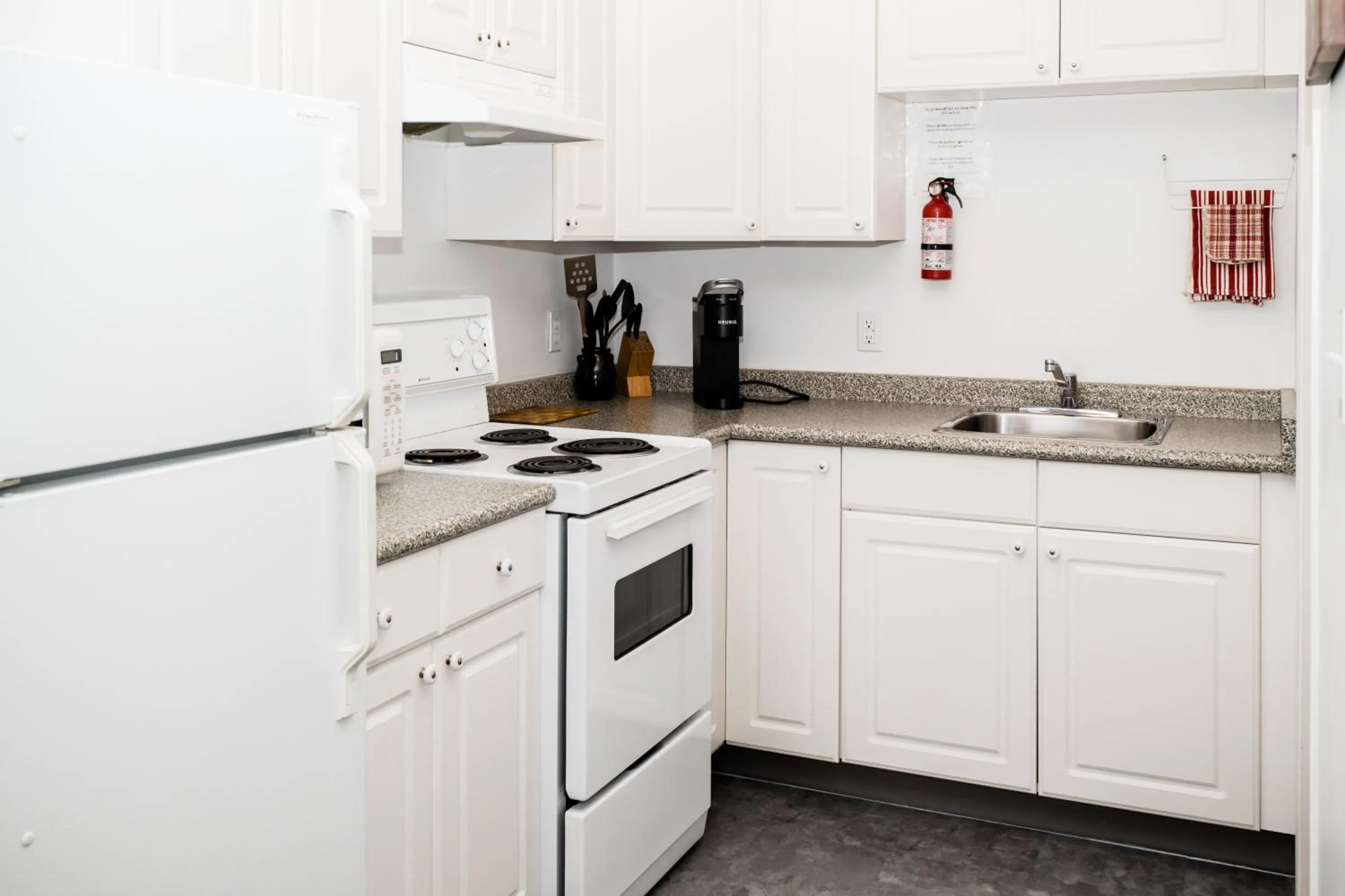 Kitchen or kitchenette in Crescent Motel