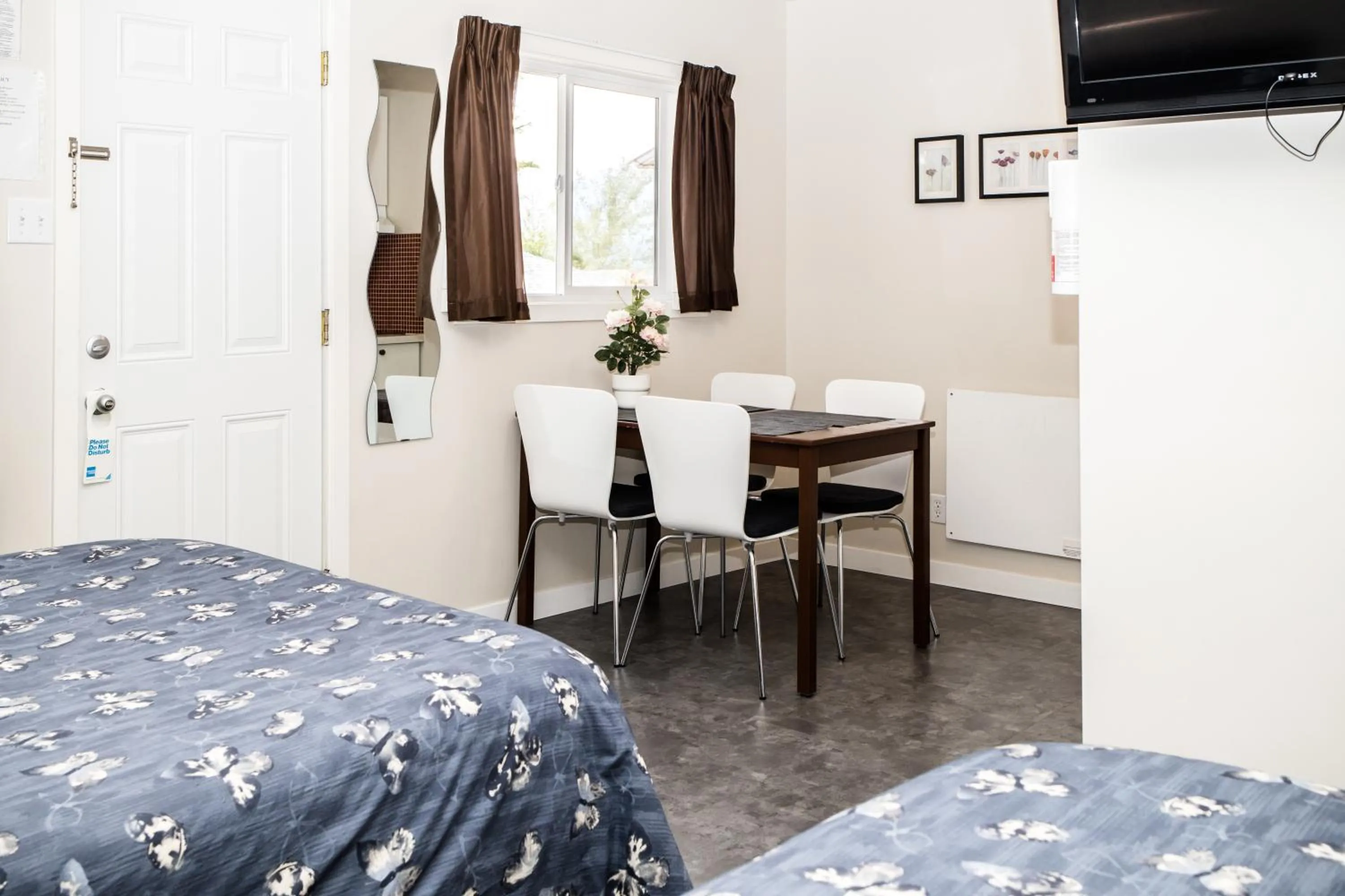 Photo of the whole room, Bed in Crescent Motel