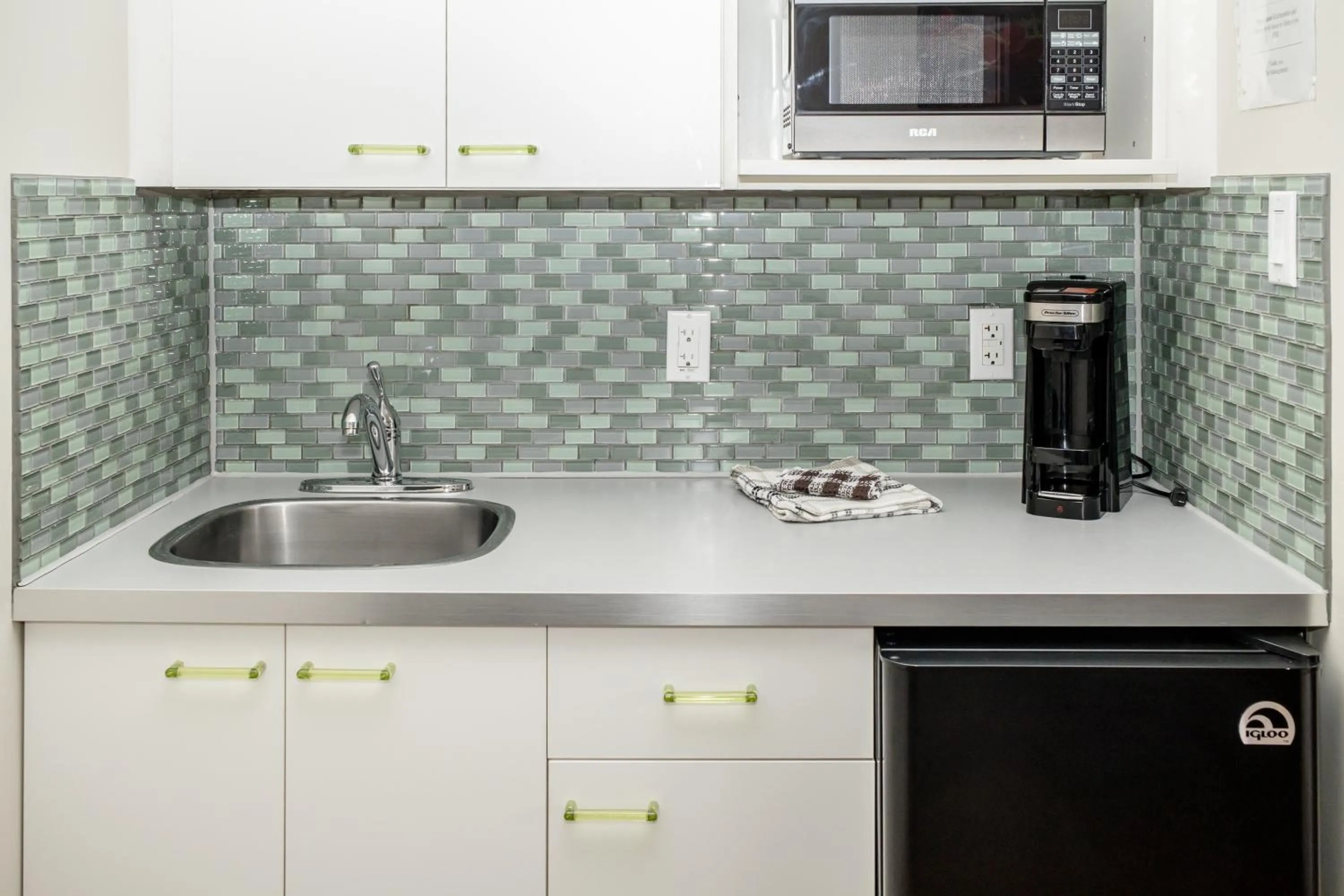 Coffee/tea facilities in Crescent Motel