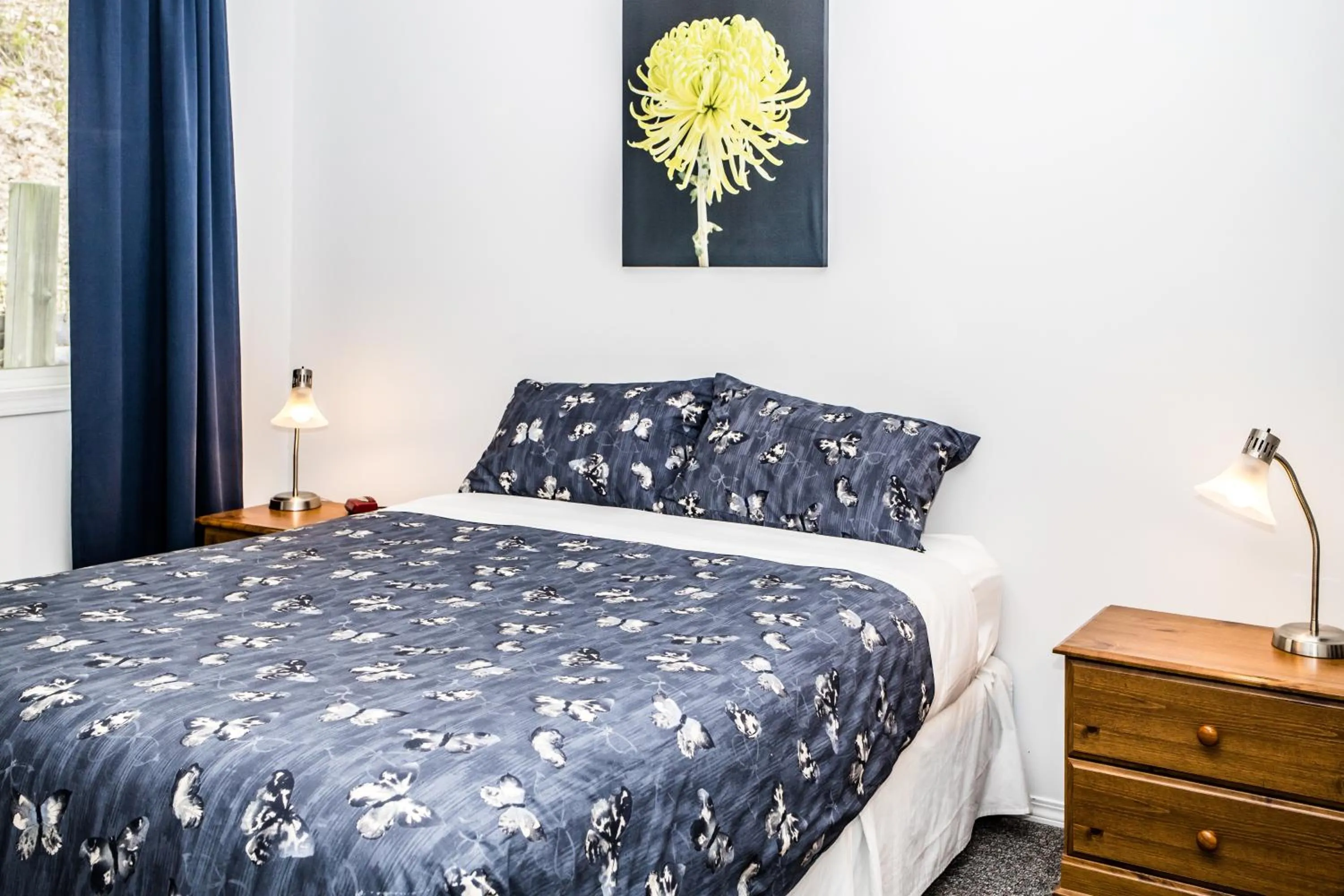 Bedroom, Bed in Crescent Motel