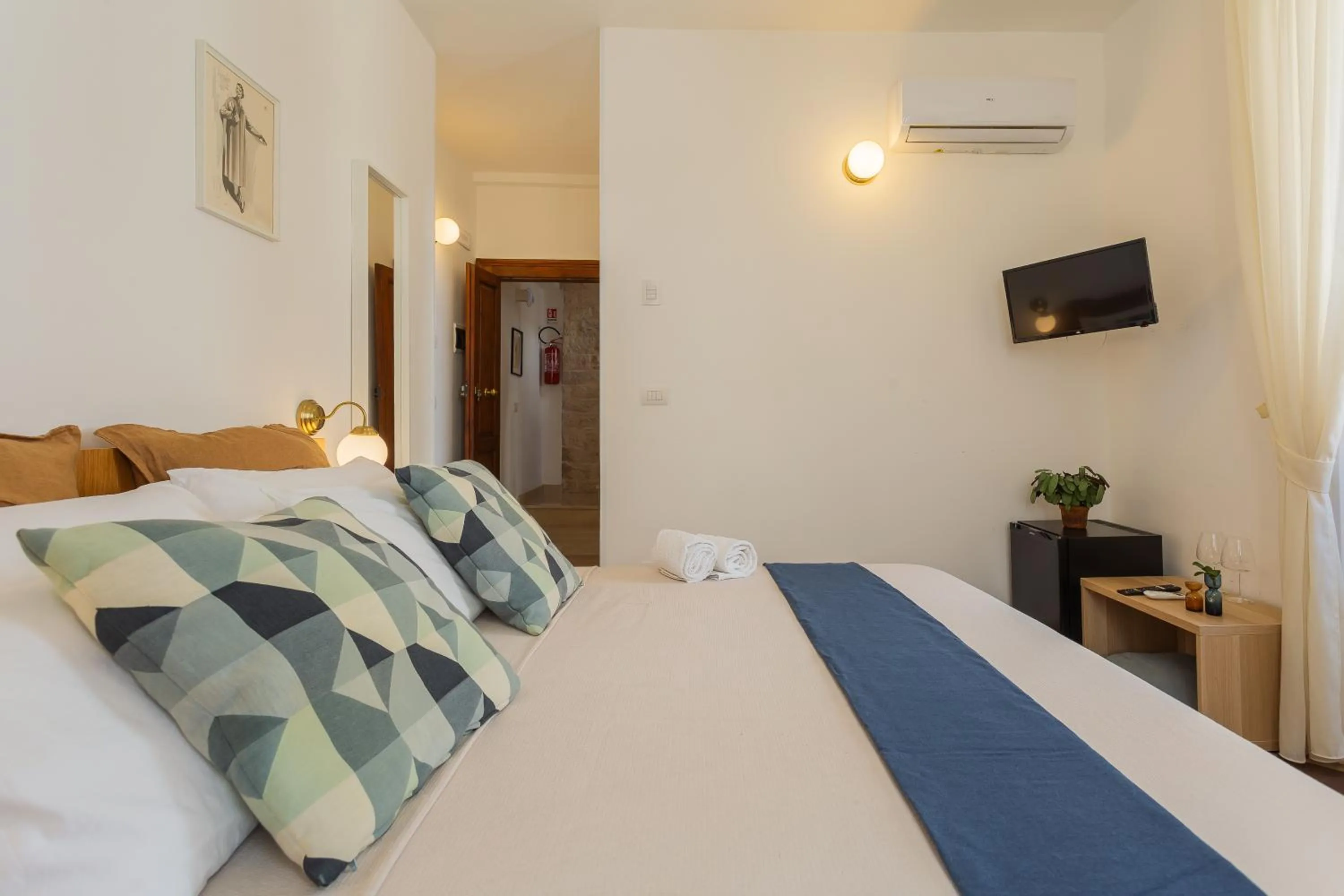 TV and multimedia, Bed in Santaló B&B