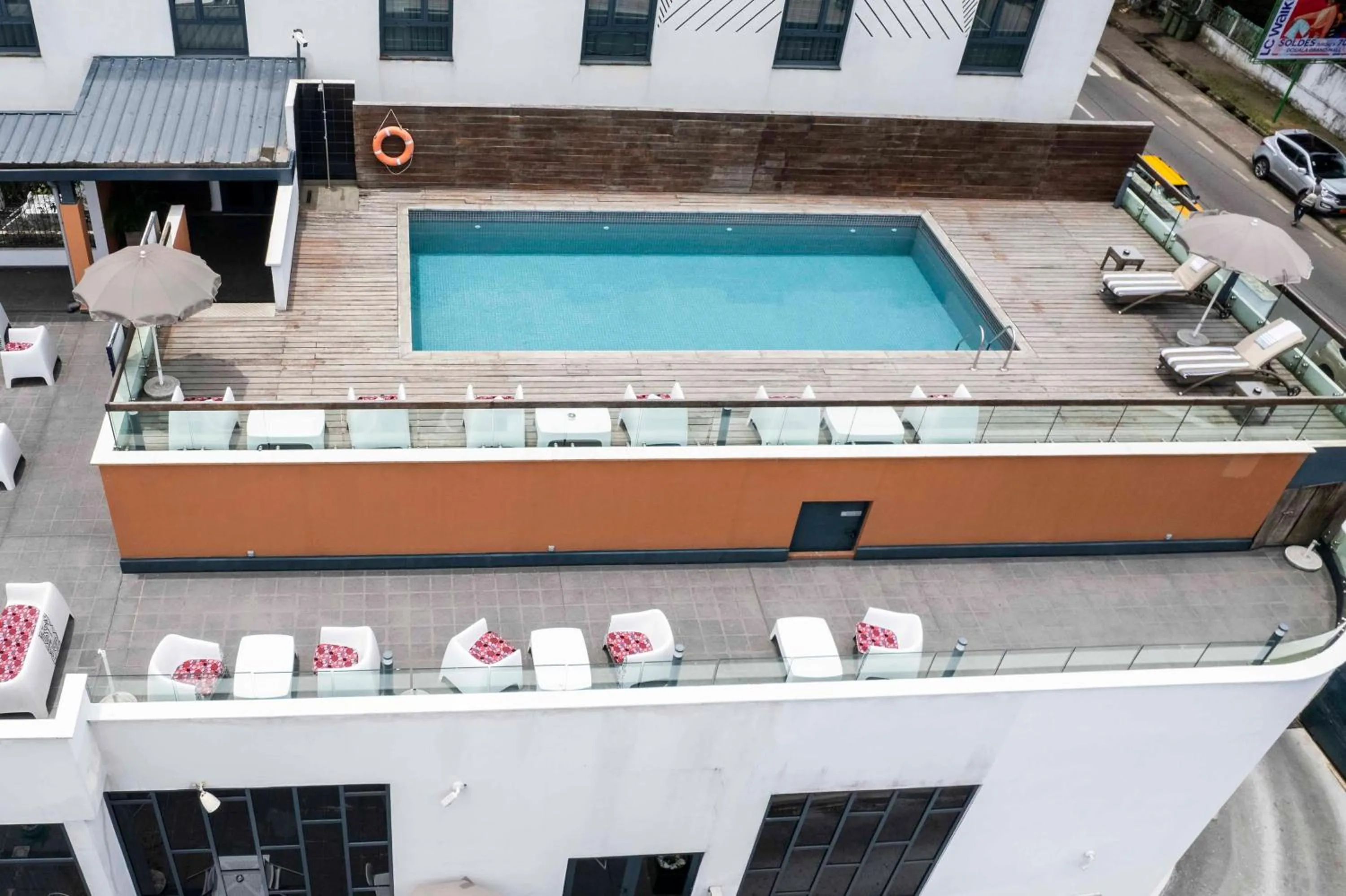 Swimming pool in ONOMO Hotel Douala