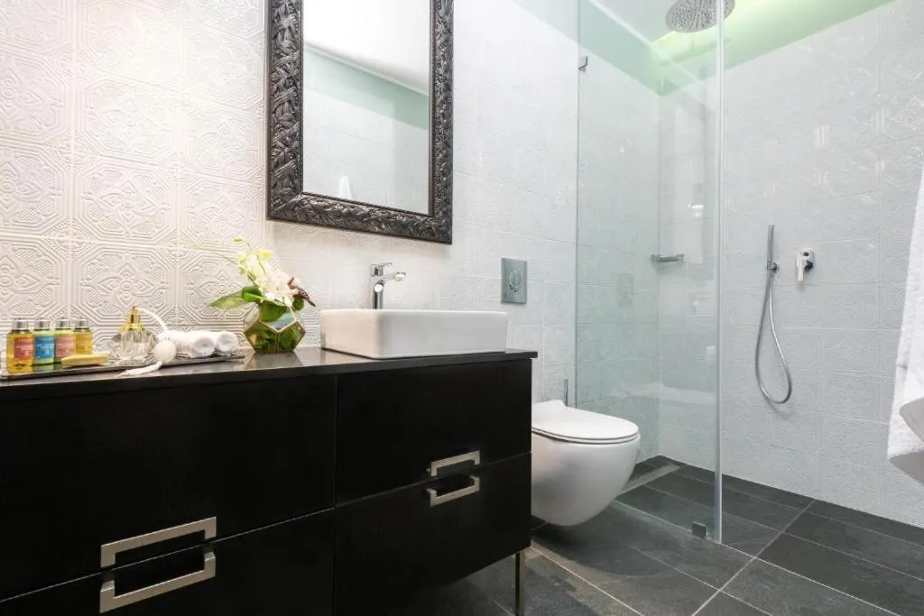 Bathroom in Bachar House