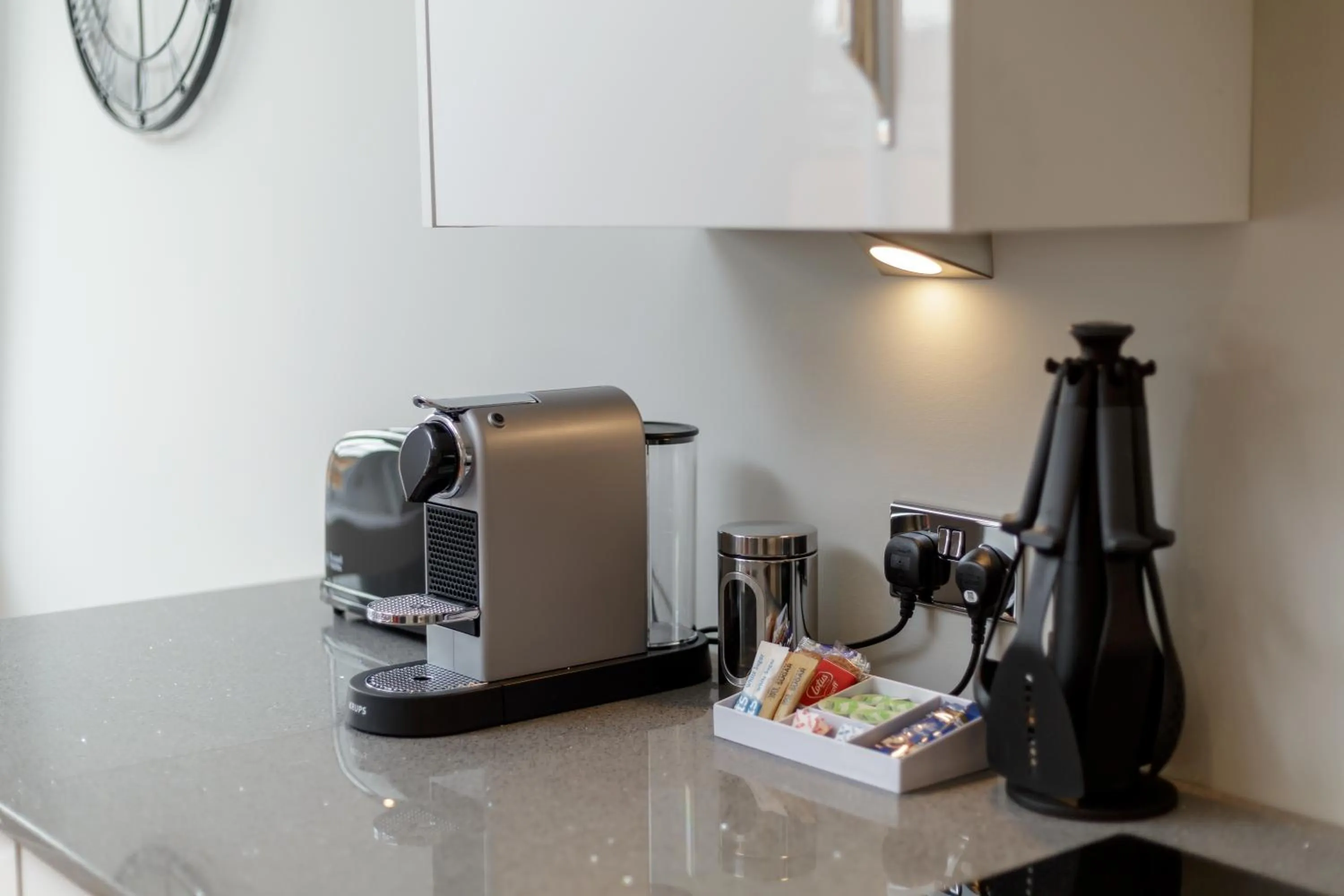 Coffee/tea facilities in Destiny Scotland Hanover Apartments