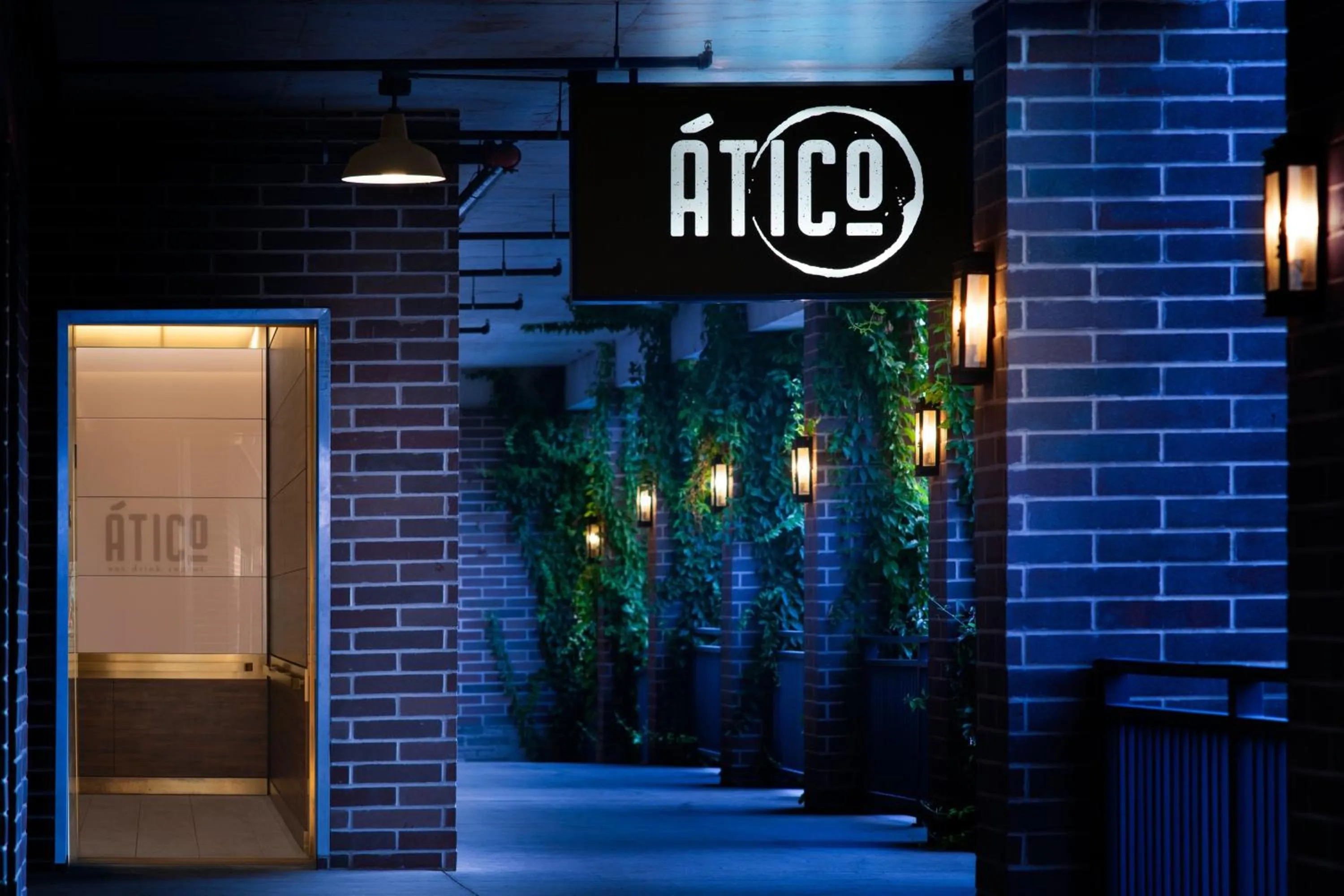 Restaurant/places to eat in SpringHill Suites by Marriott Fort Worth Historic Stockyards