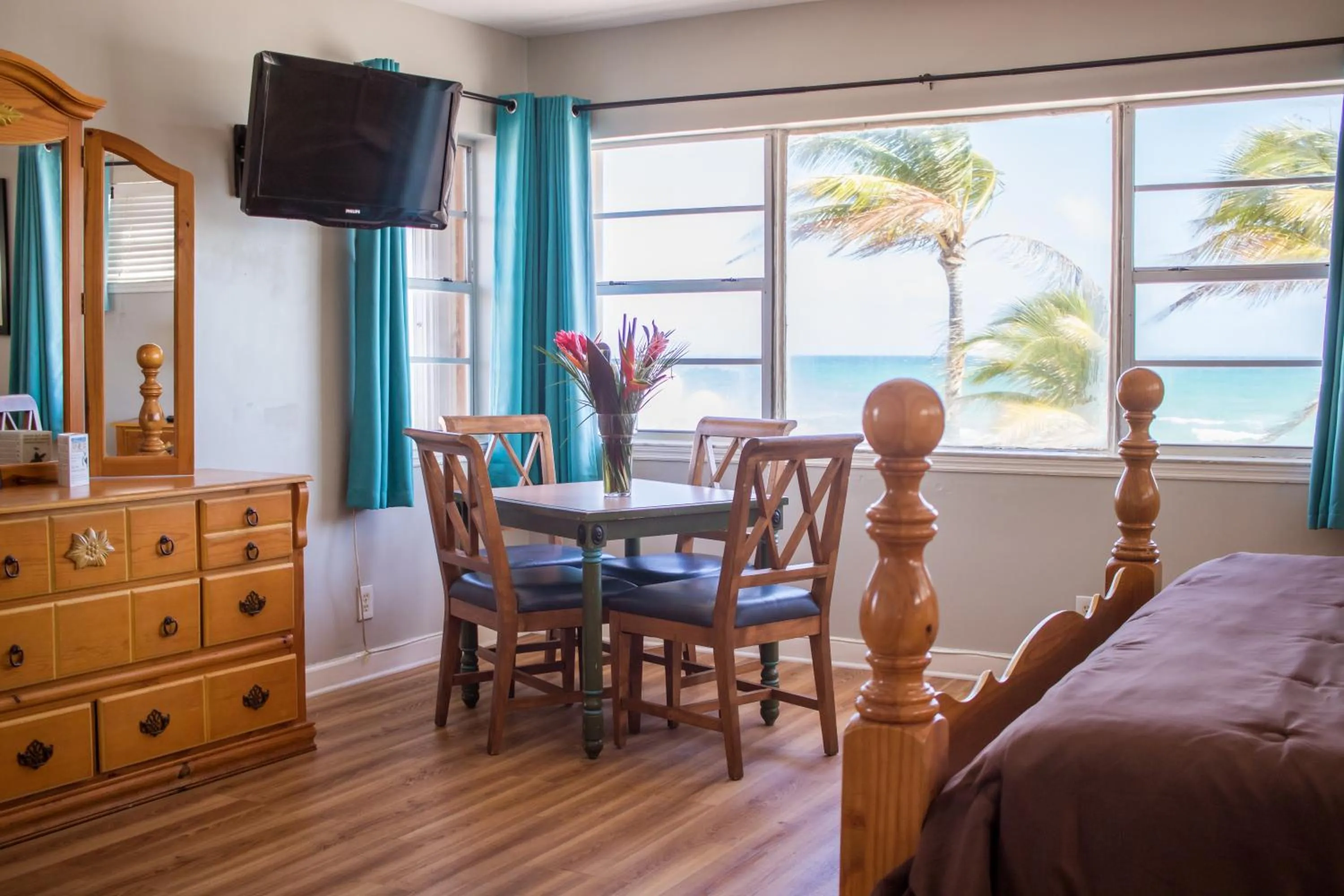 TV and multimedia in Riptide Oceanfront Hotel