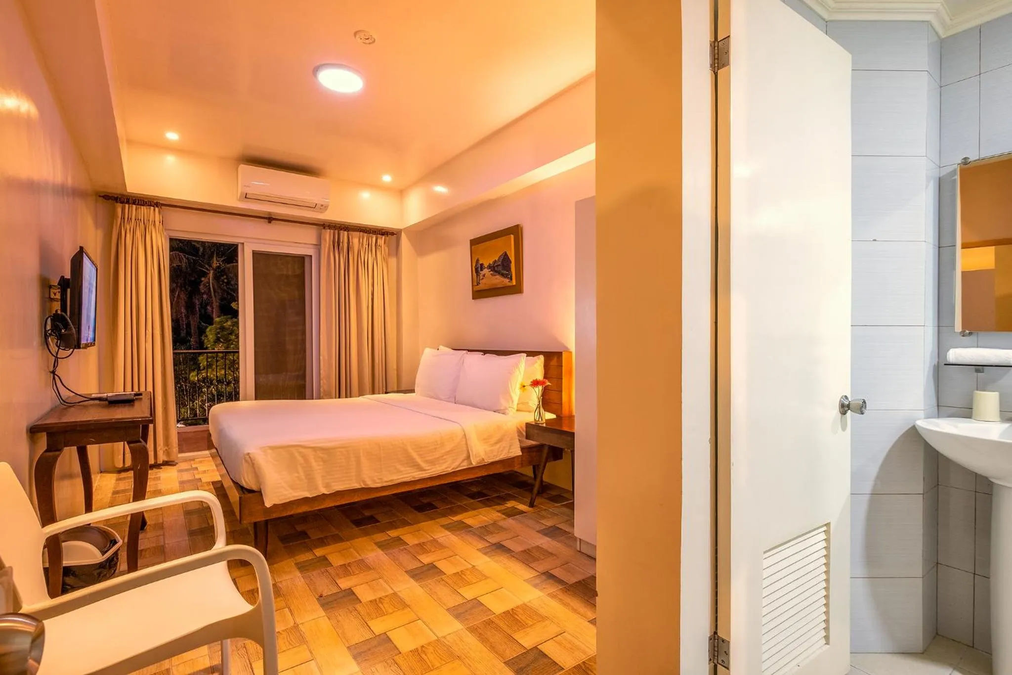 Bathroom, Bed in Bernardo's Lantia Hotel