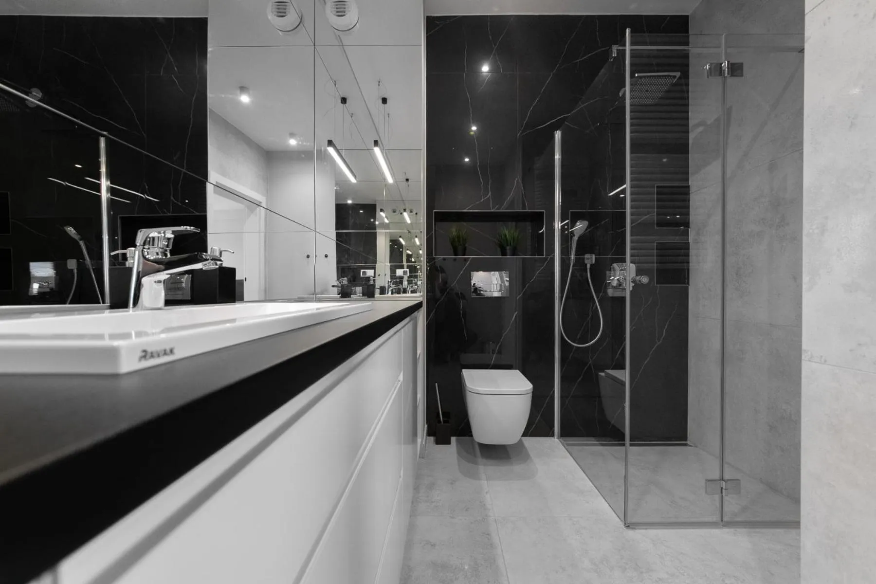 Shower in City Break Gdańsk Rajska 8 Apartamenty