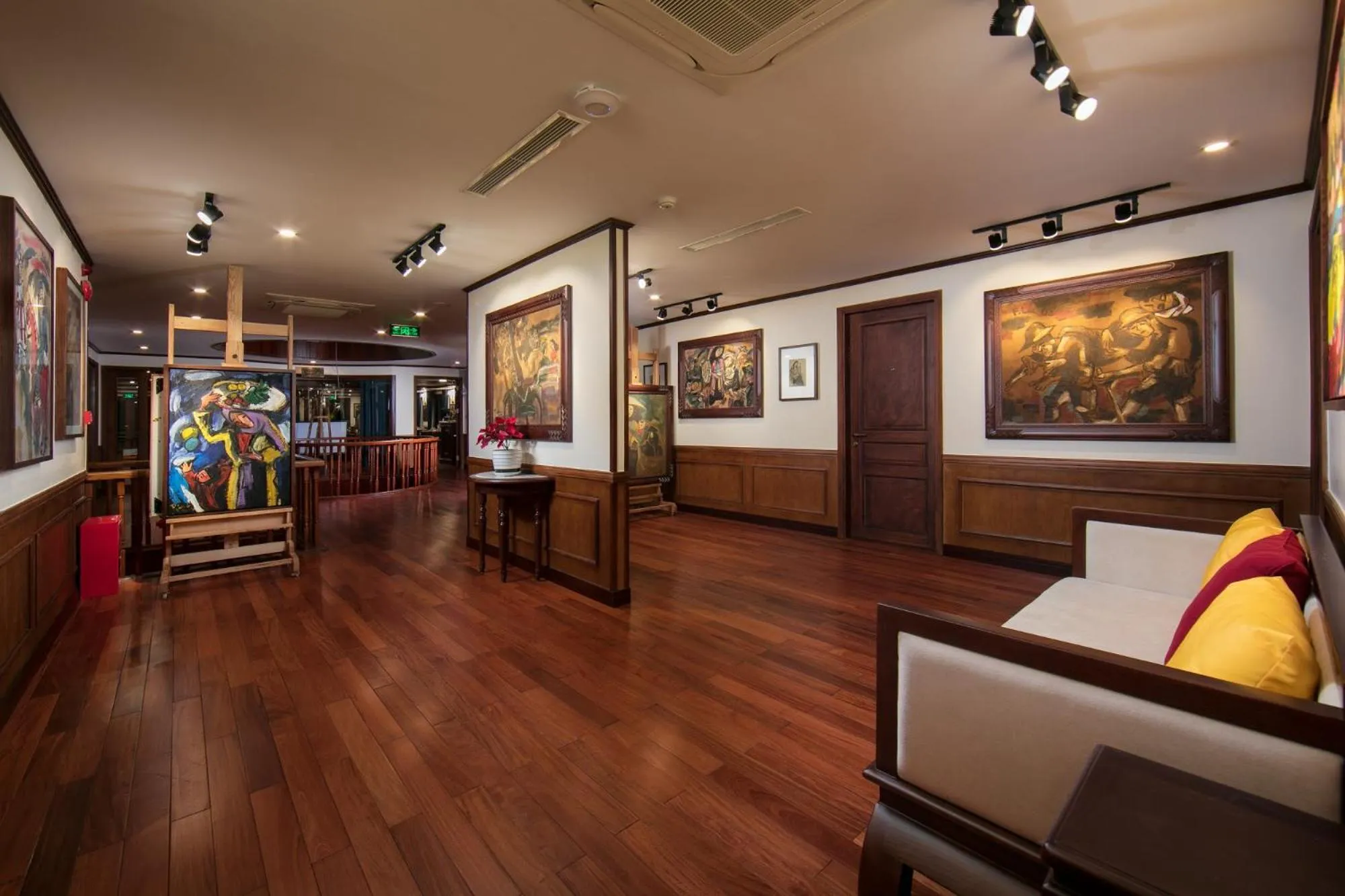 Living room in Heritage Cruises Binh Chuan Cat Ba Archipelago