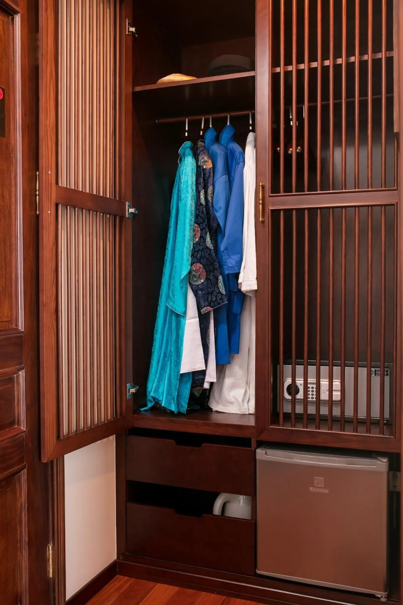 wardrobe in Heritage Cruises Binh Chuan Cat Ba Archipelago