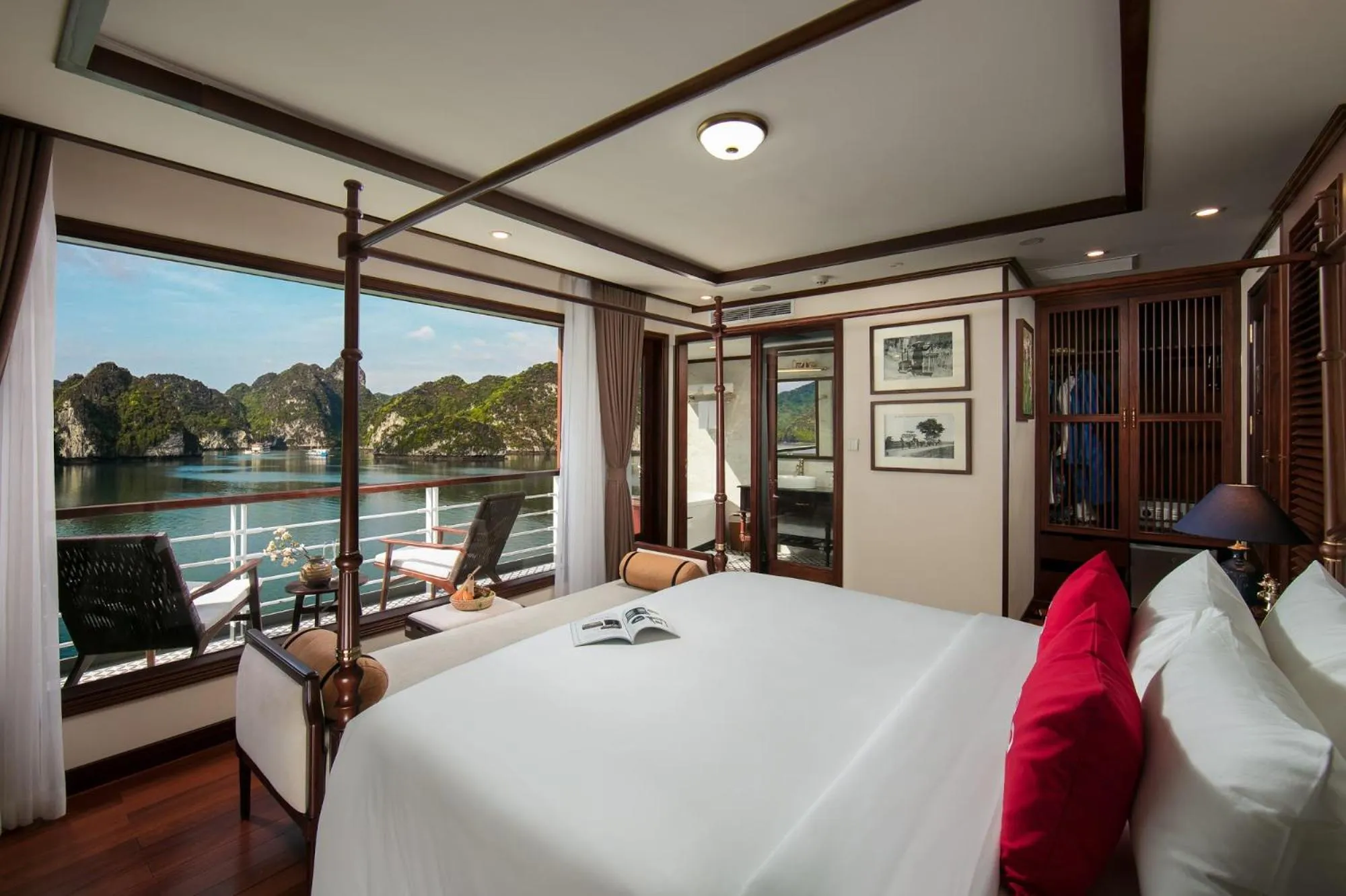 Sea view, Bed in Heritage Cruises Binh Chuan Cat Ba Archipelago