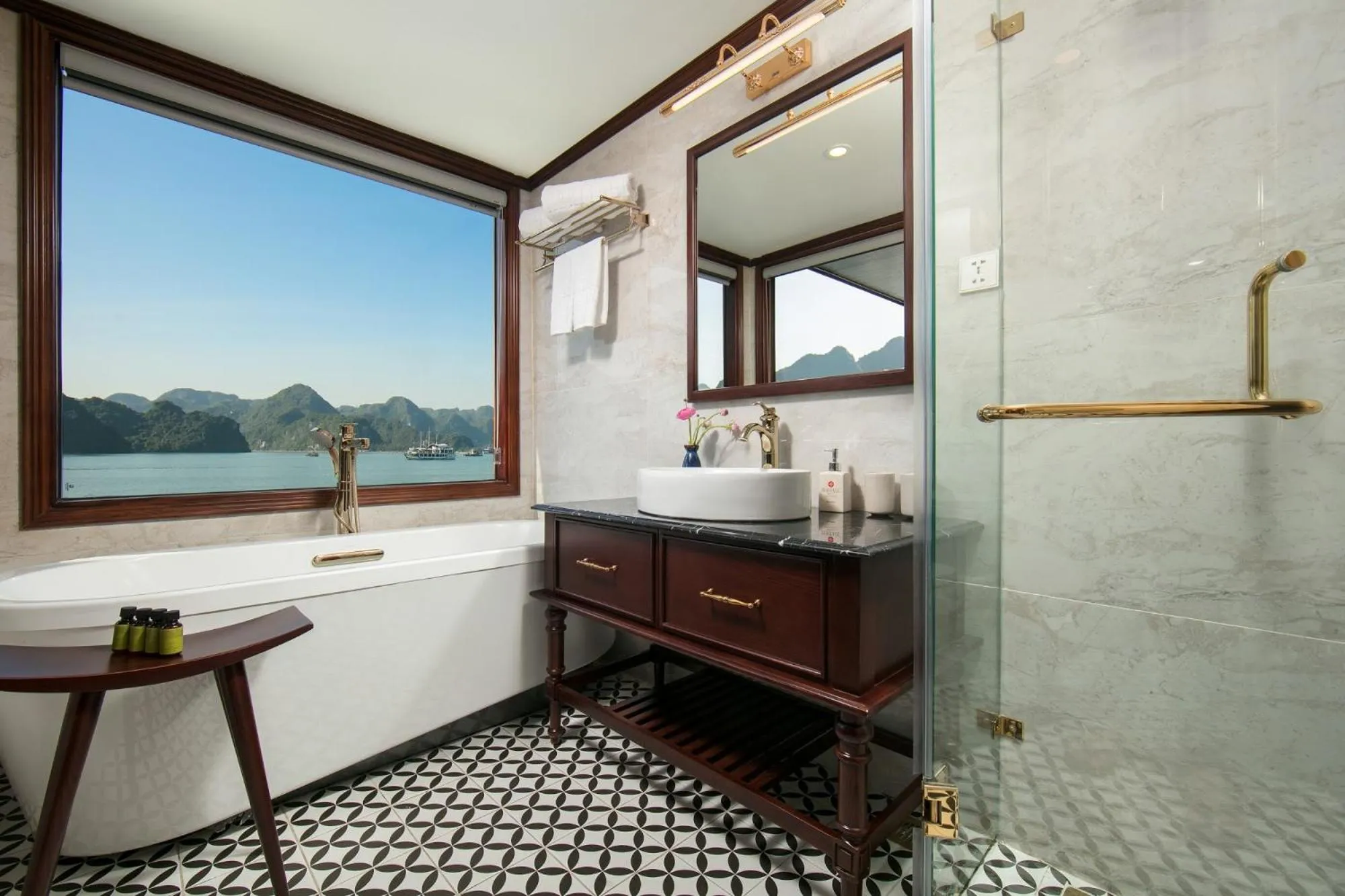 Bathroom in Heritage Cruises Binh Chuan Cat Ba Archipelago