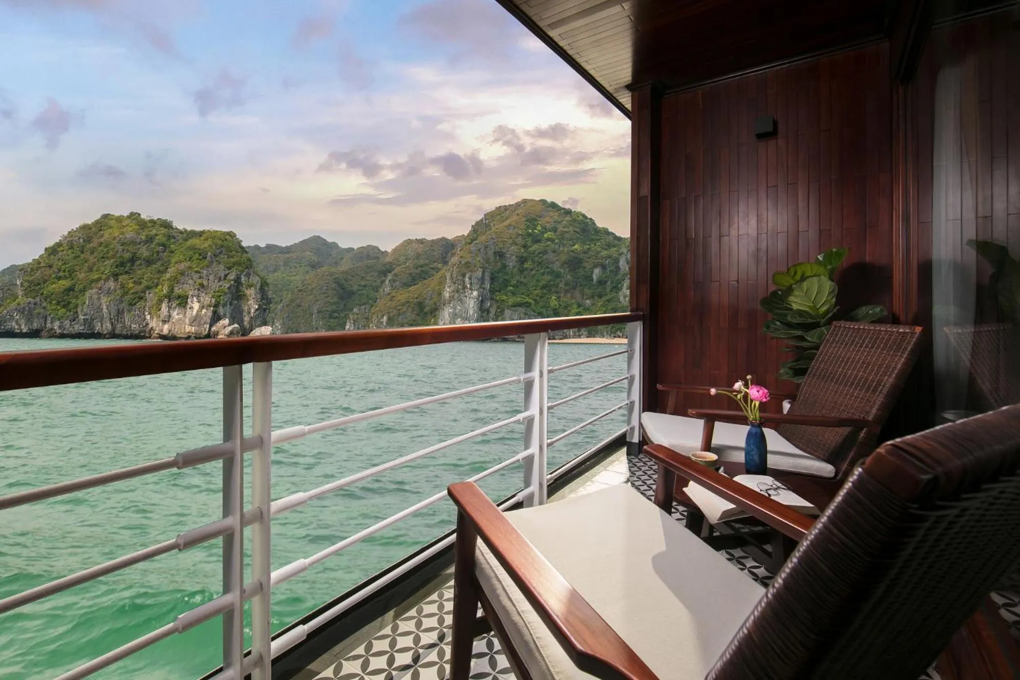 Balcony/Terrace in Heritage Cruises Binh Chuan Cat Ba Archipelago