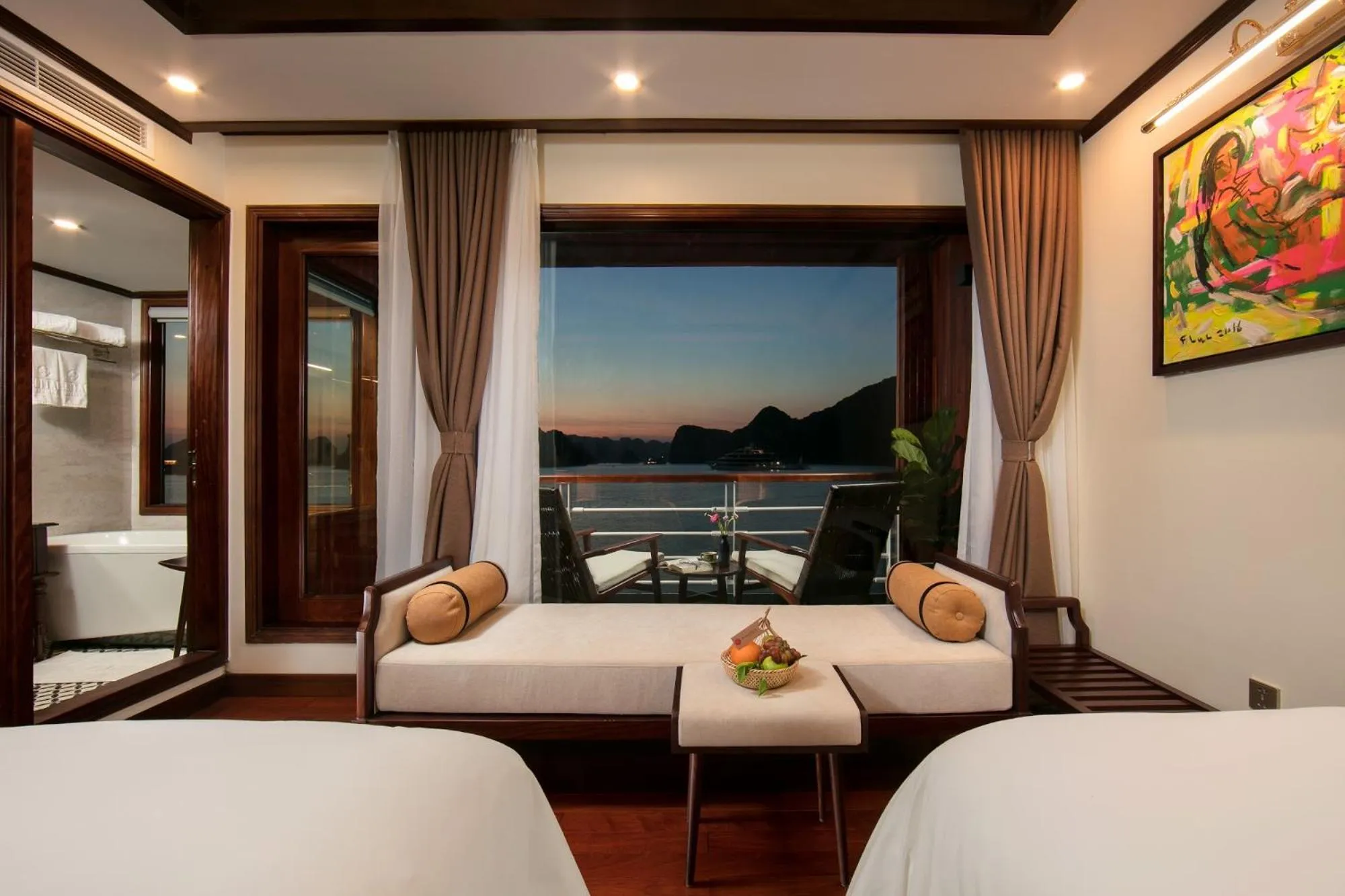 Sea view, Bed in Heritage Cruises Binh Chuan Cat Ba Archipelago