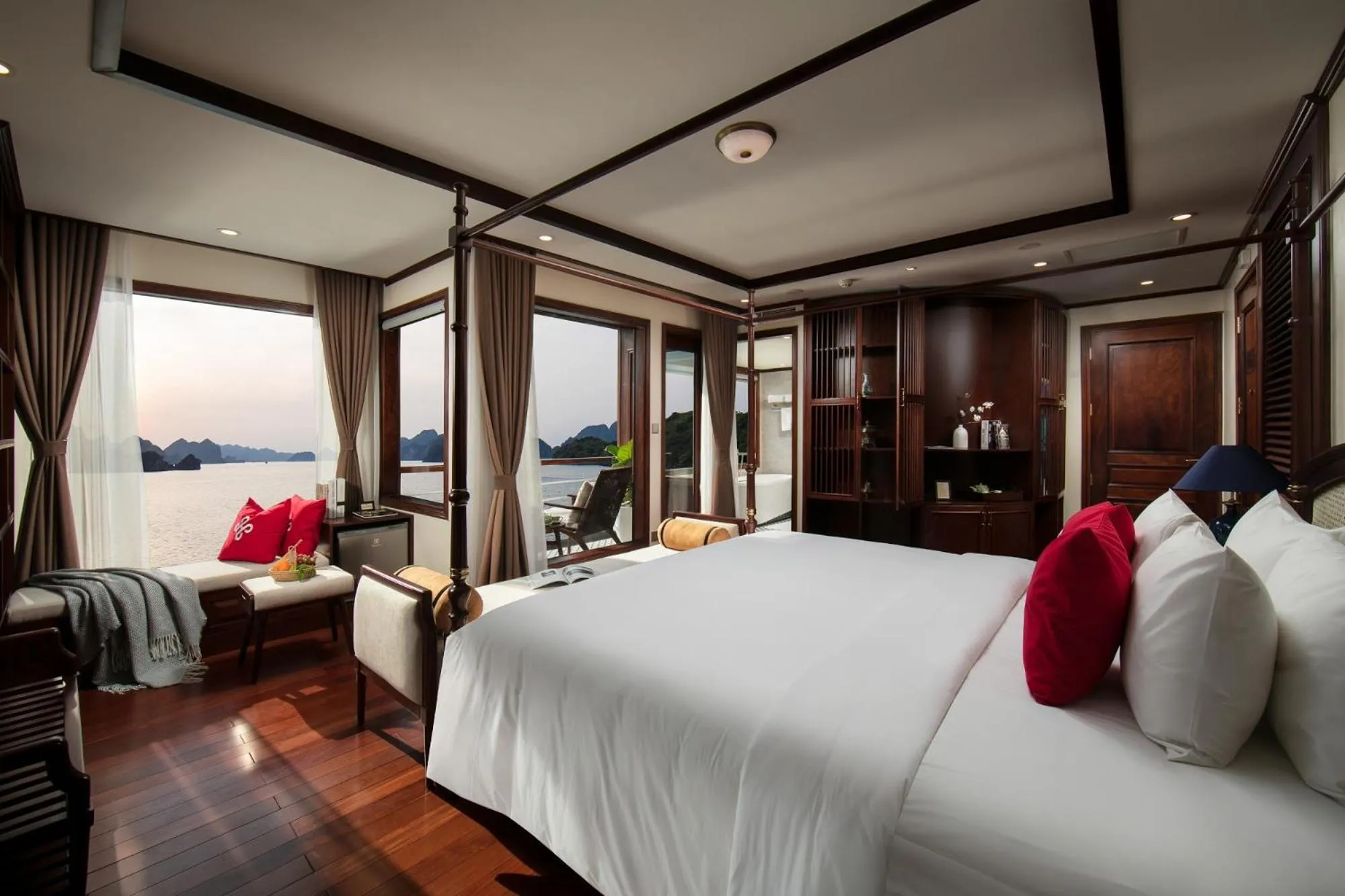 Sea view, Bed in Heritage Cruises Binh Chuan Cat Ba Archipelago
