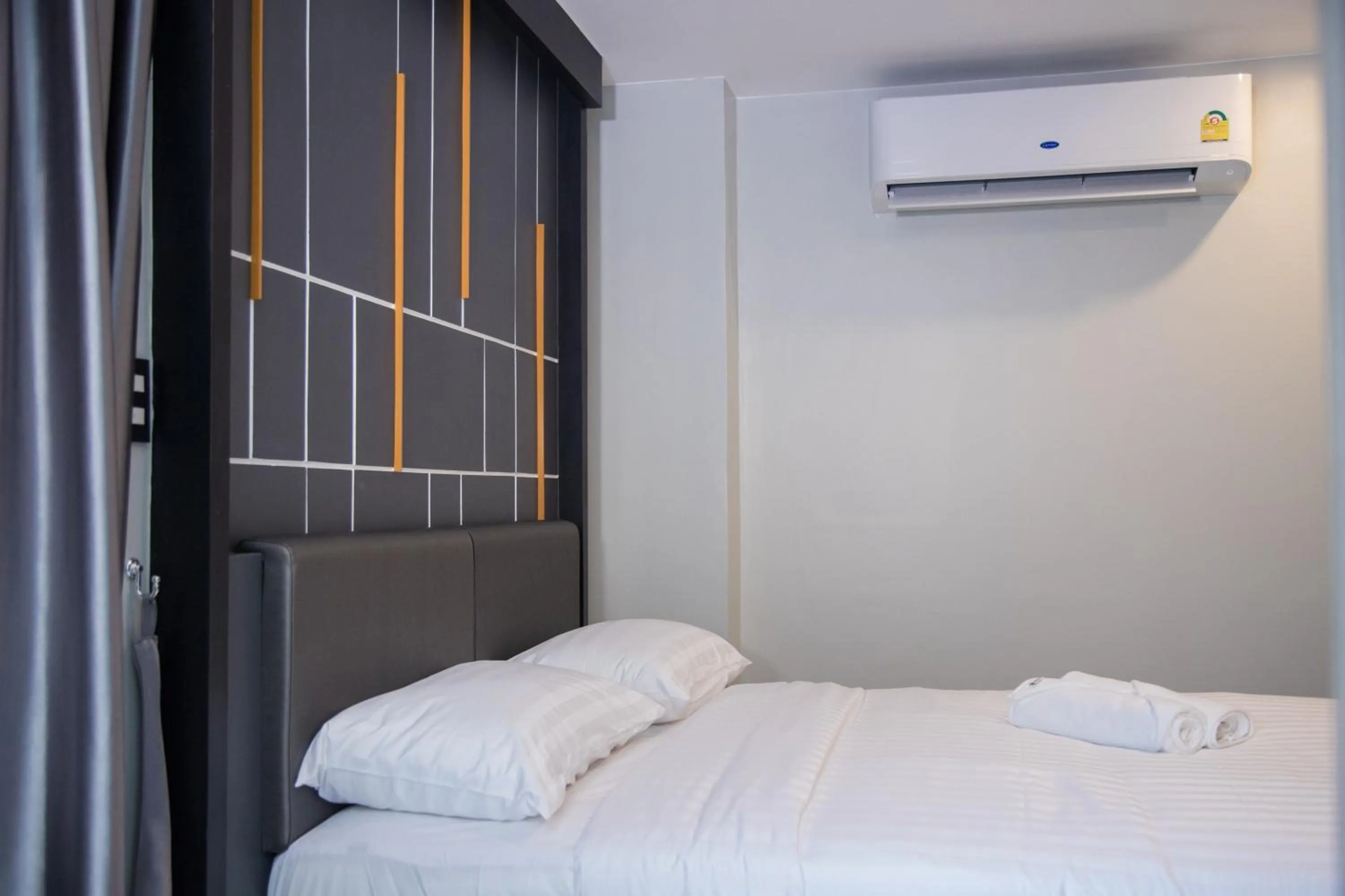 Photo of the whole room, Bed in Hallton Hotel Bangkok