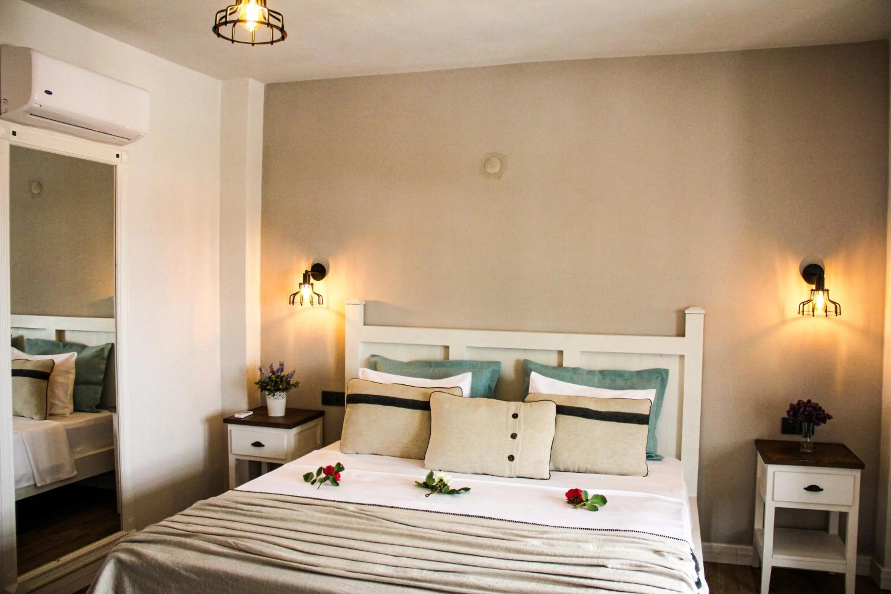 Bed in Bi Salkım Bozcaada Otel