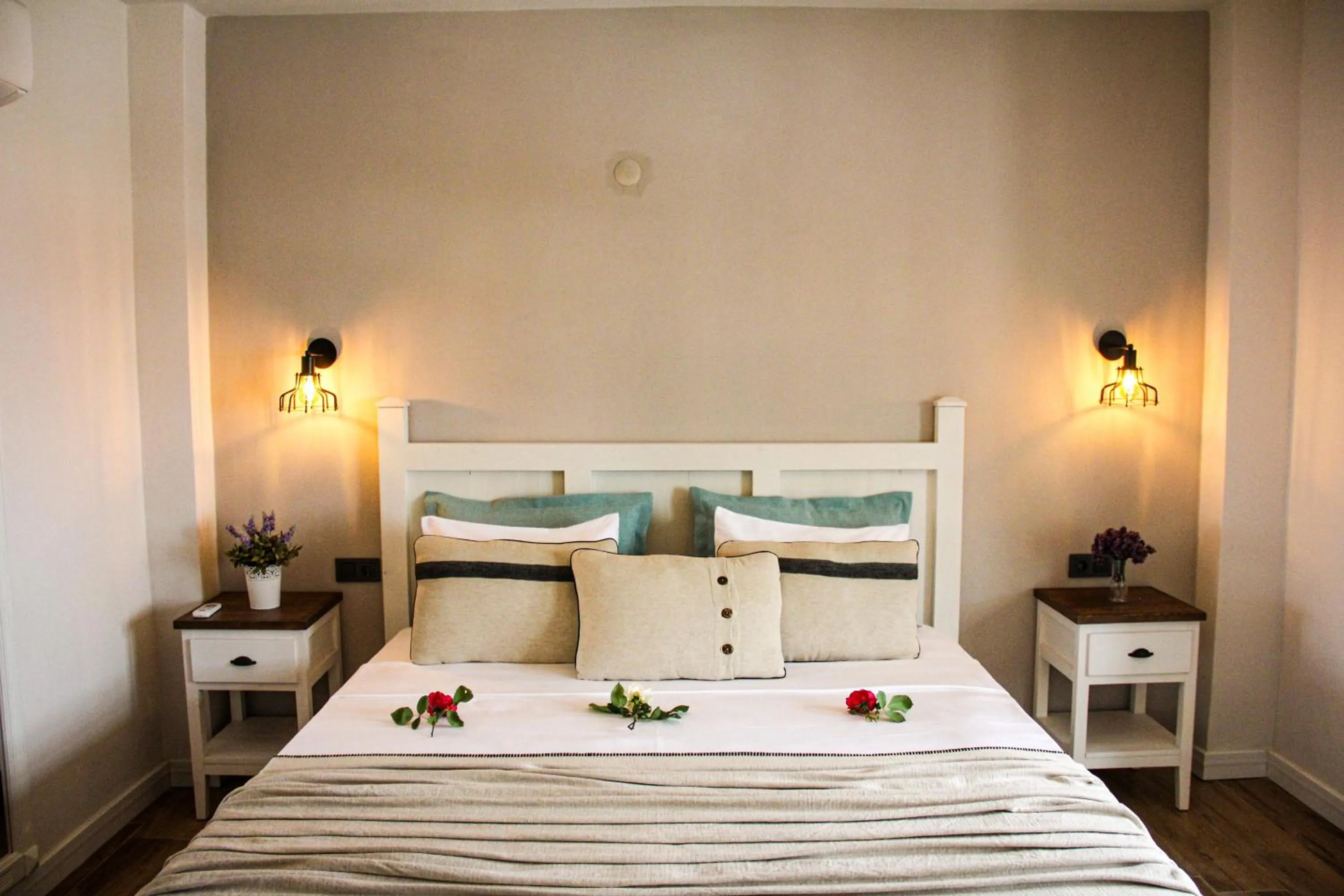 Bed in Bi Salkım Bozcaada Otel