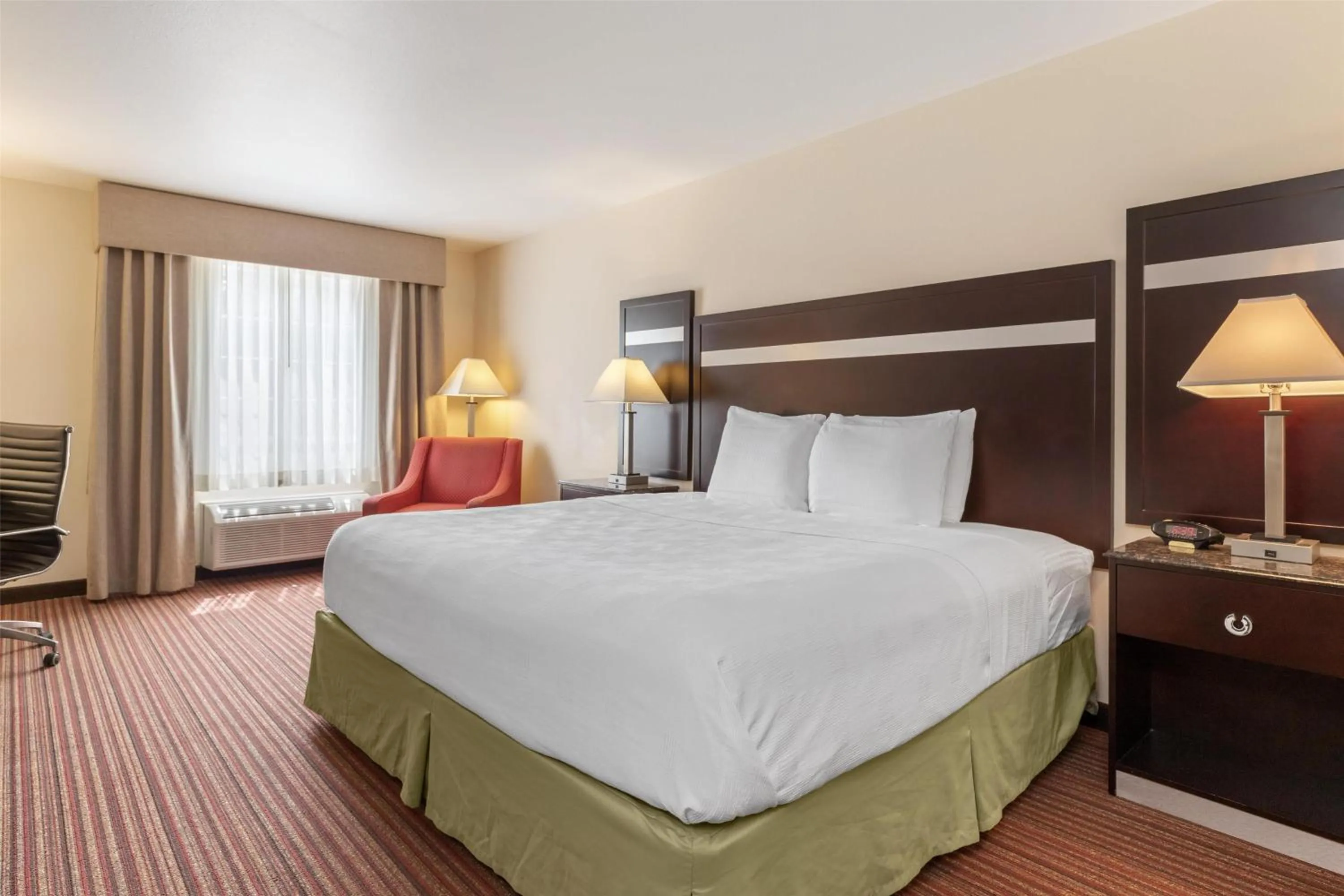 Bedroom, Bed in Best Western Parsons Inn