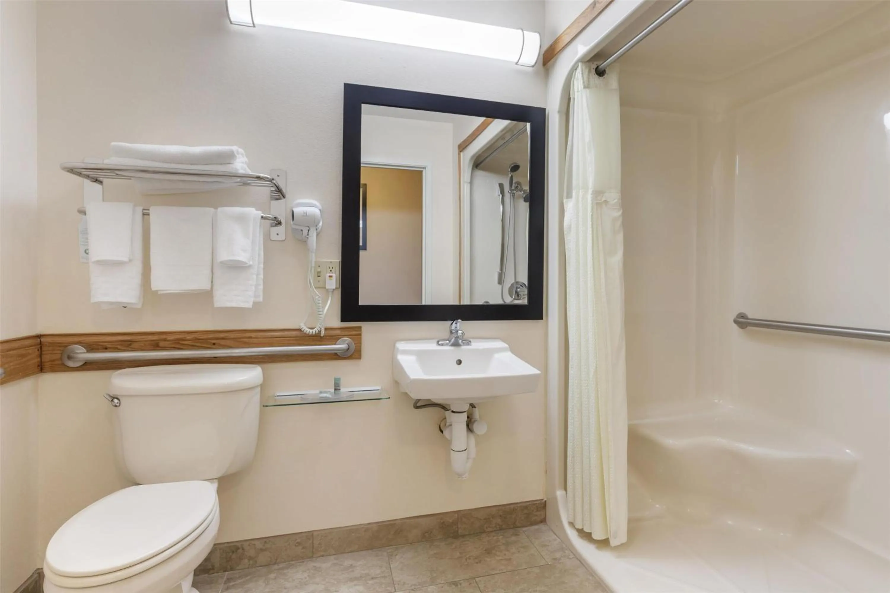 Bathroom in Best Western Parsons Inn