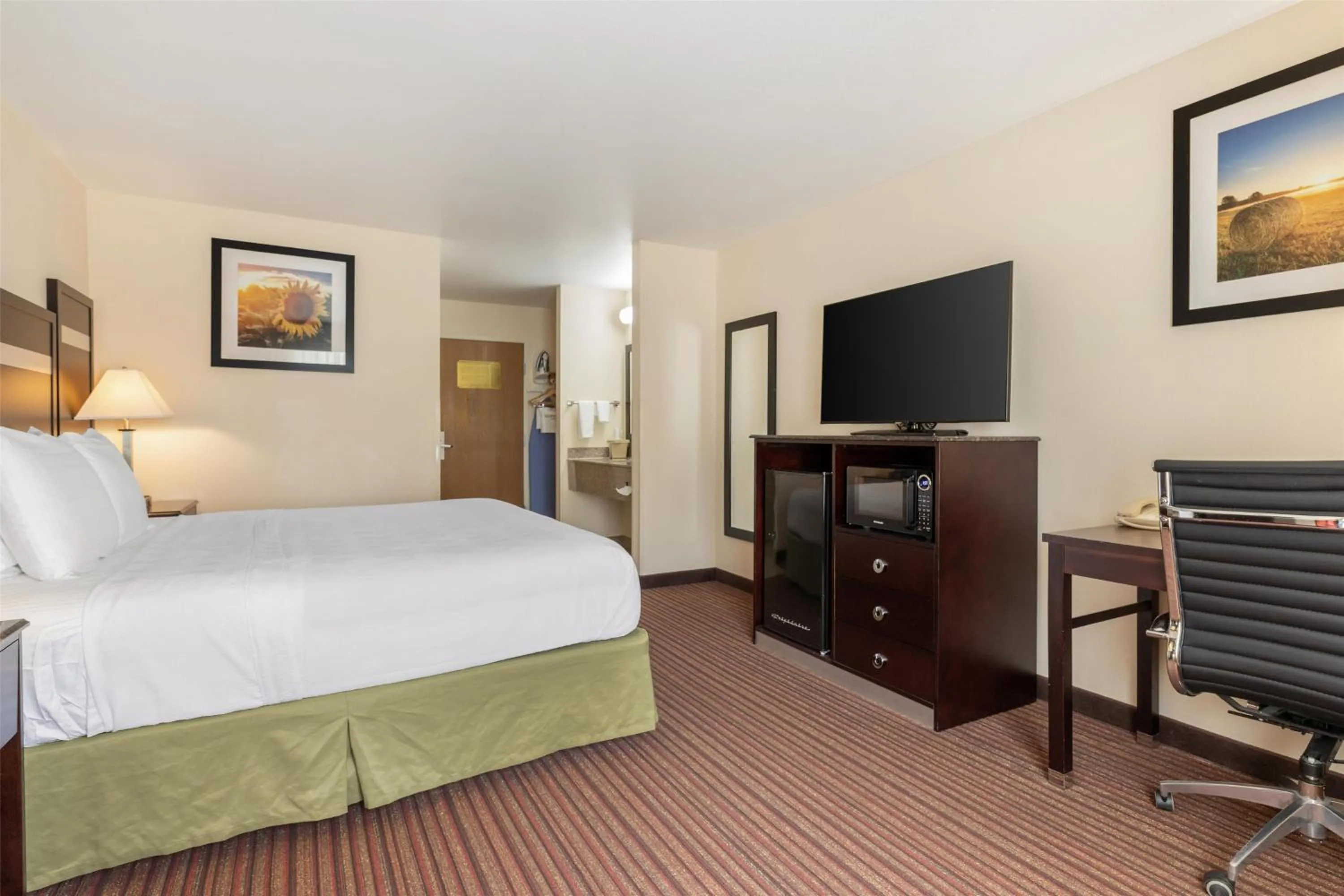 Bedroom, Bed in Best Western Parsons Inn