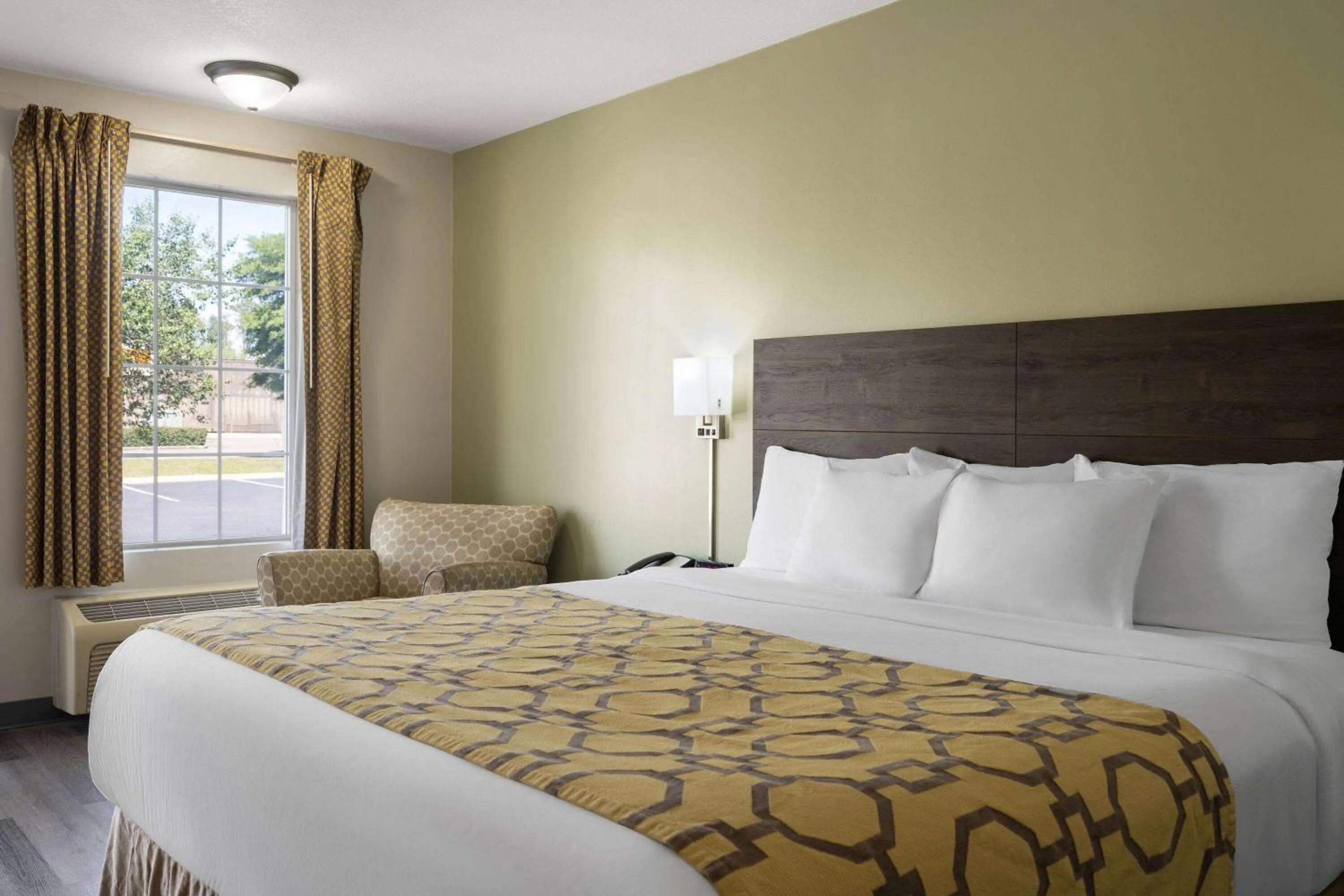 Photo of the whole room, Bed in Baymont by Wyndham Kingsland