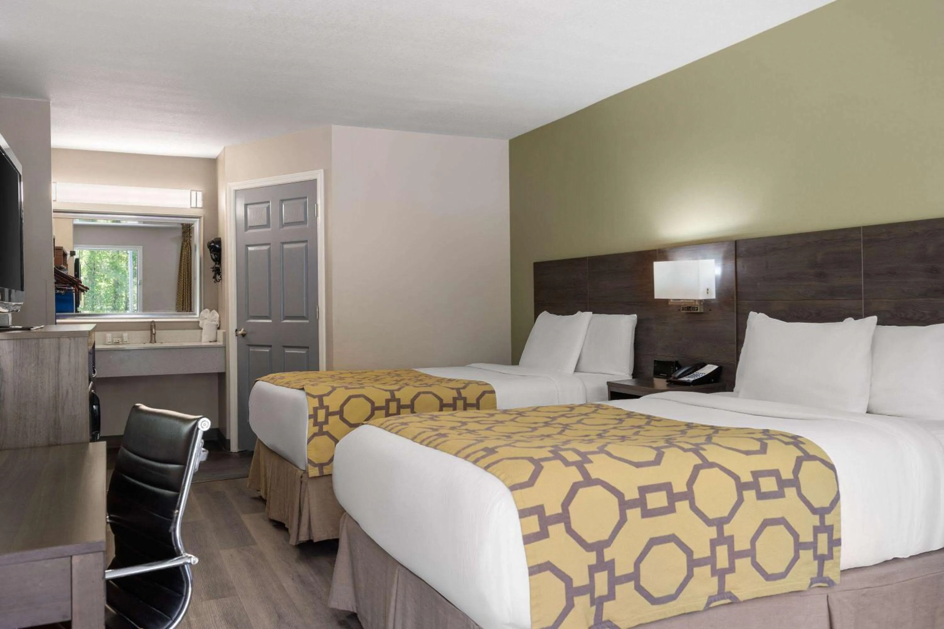 Photo of the whole room, Bed in Baymont by Wyndham Kingsland