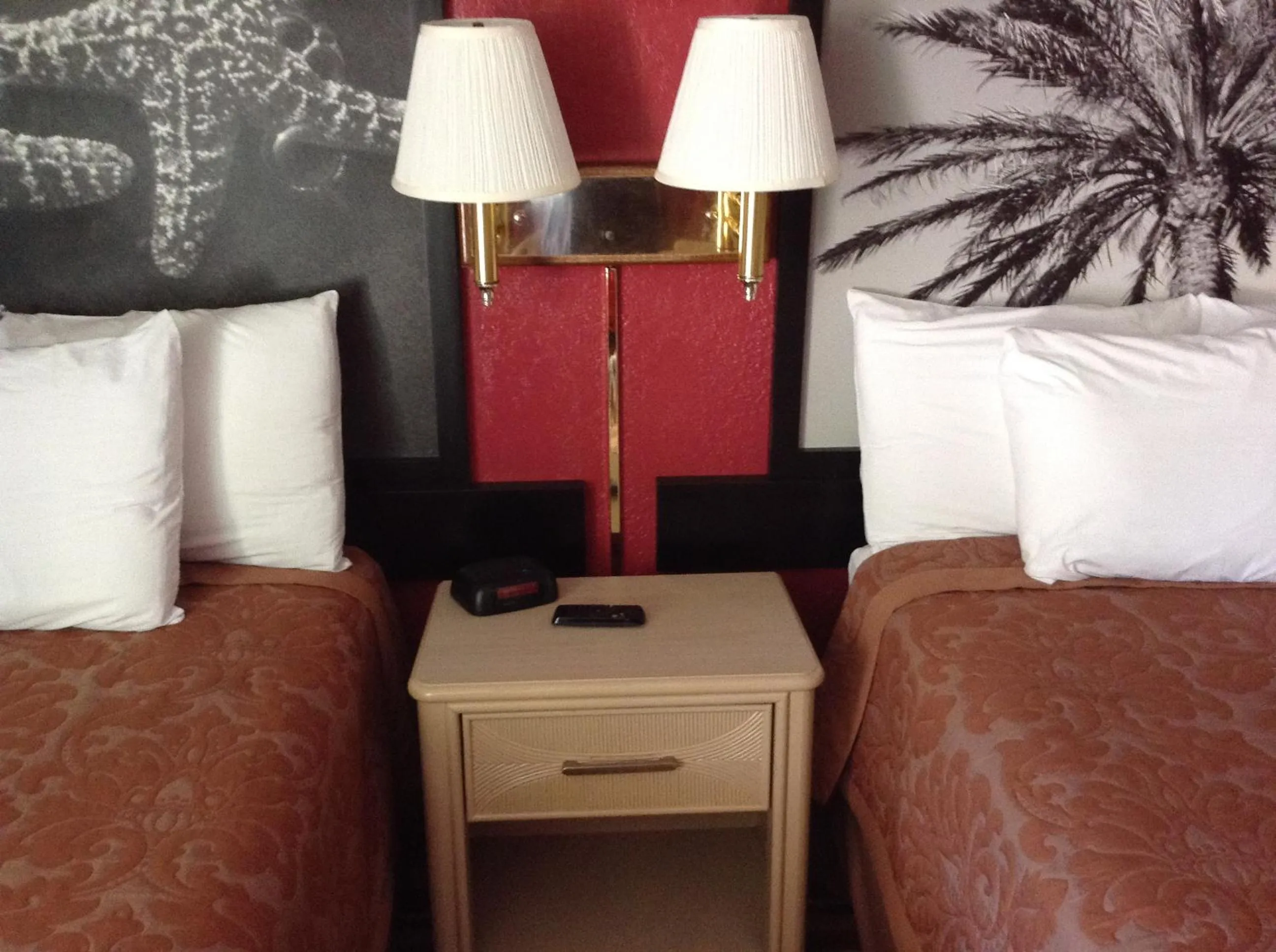 Bed in Royal Palace Inn and Suites Myrtle Beach Ocean Blvd