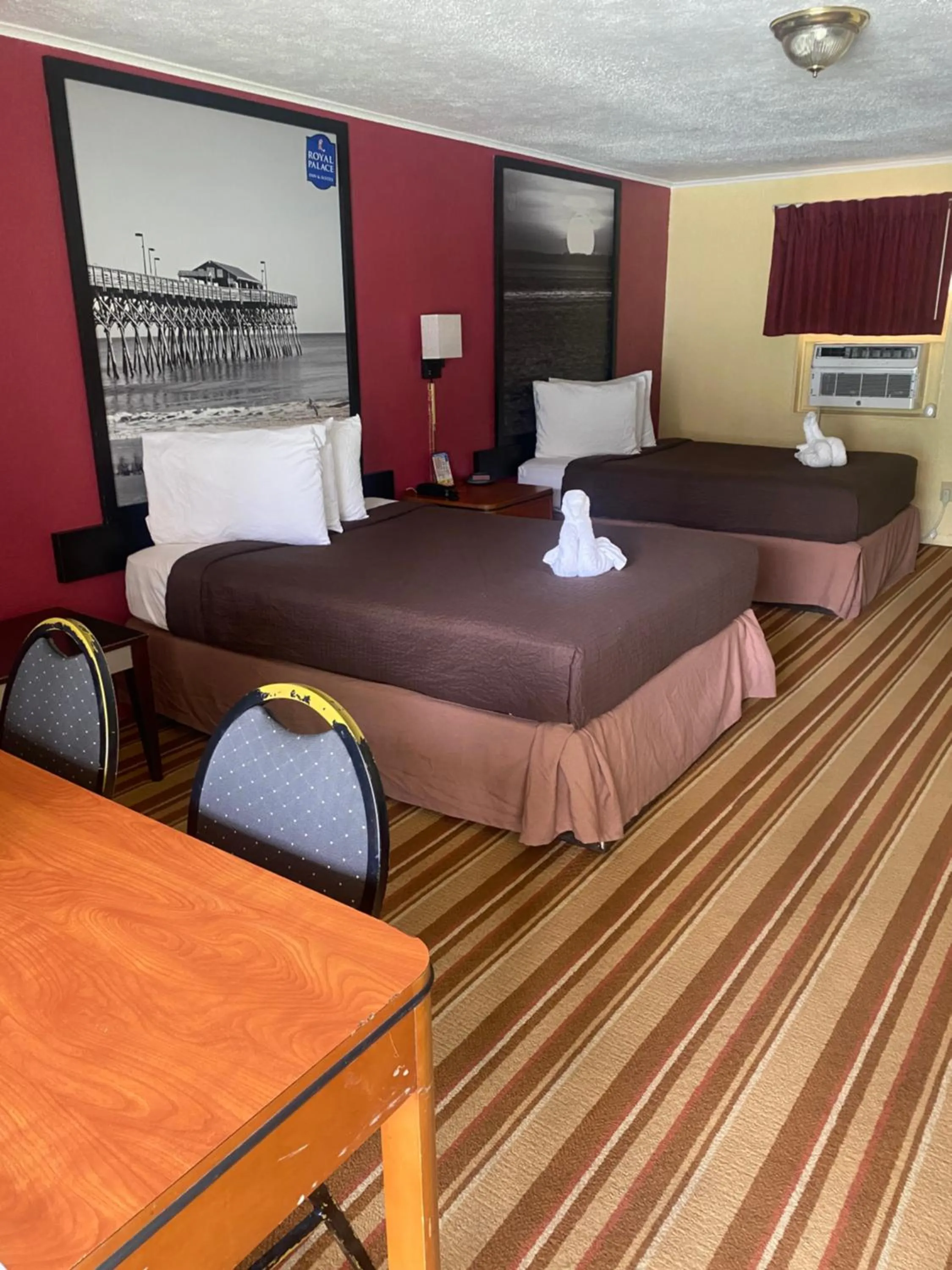 Bed in Royal Palace Inn and Suites Myrtle Beach Ocean Blvd