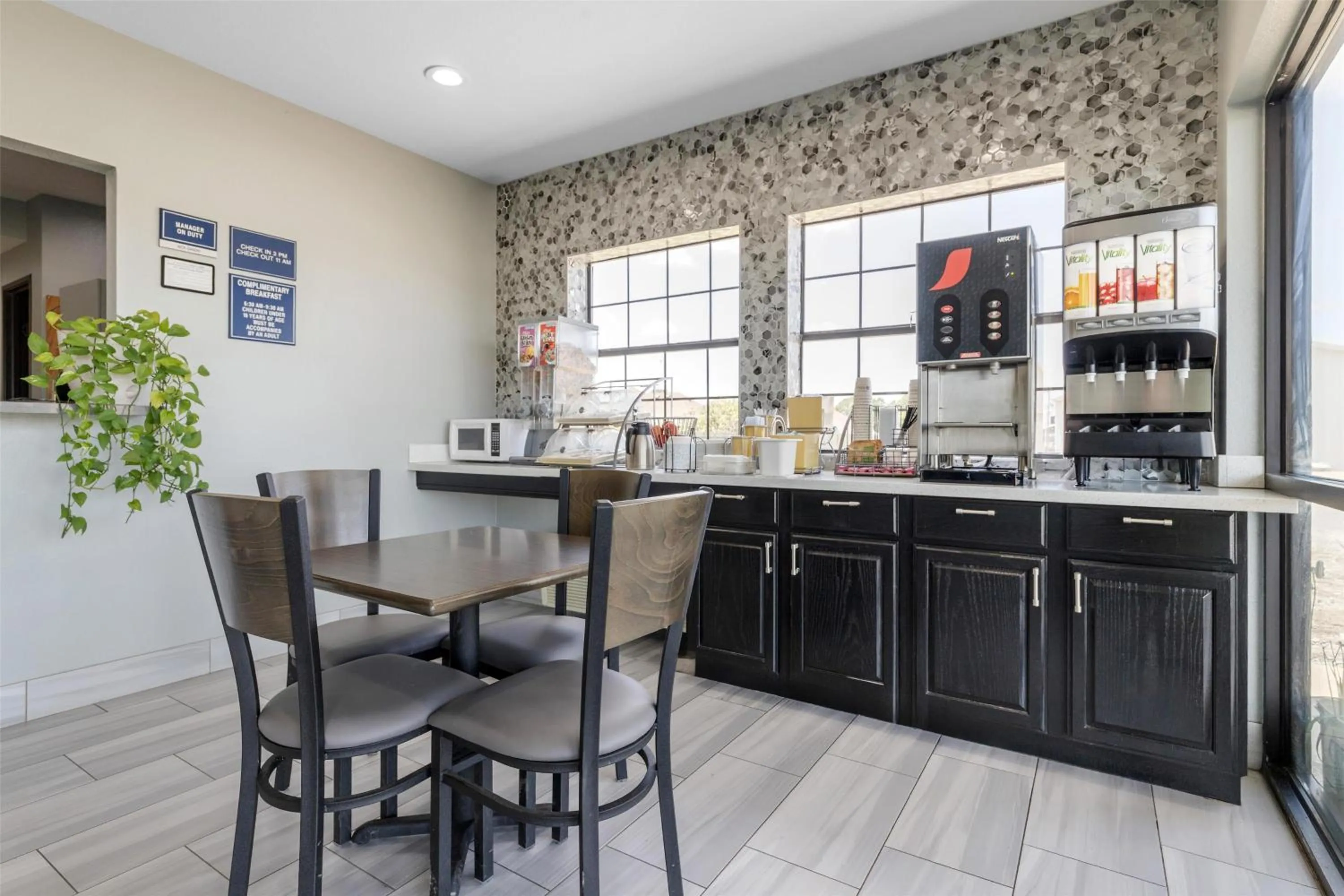 Restaurant/places to eat in SureStay by Best Western McAlester