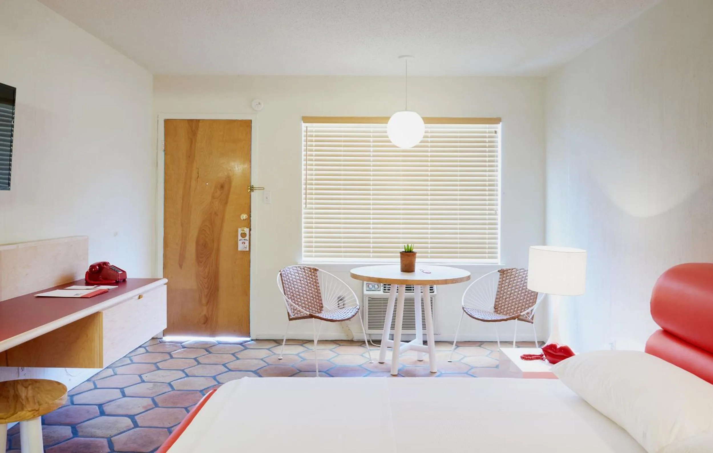 Seating area, Bed in Austin Motel
