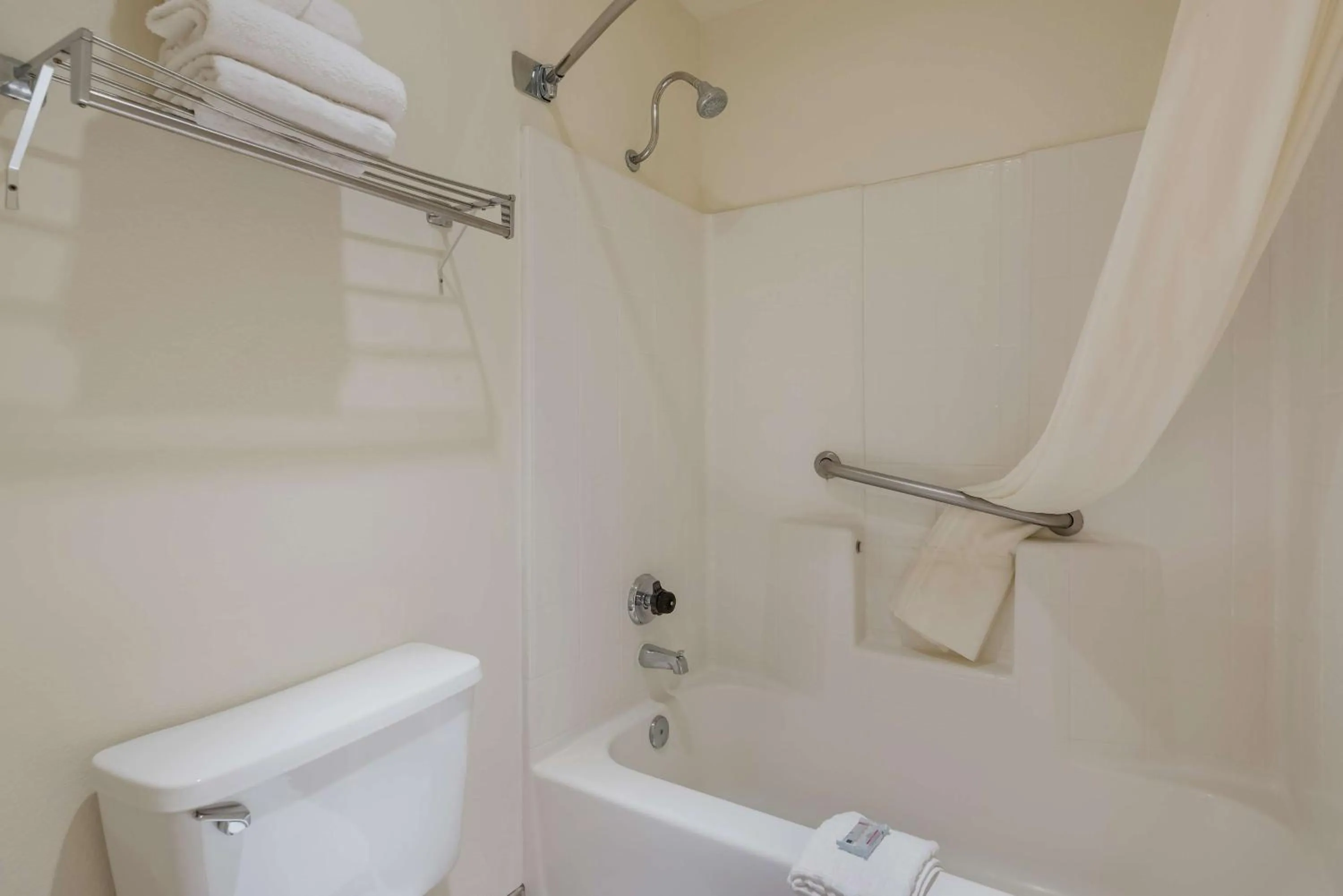 Bathroom in Best Western Sunrise Inn