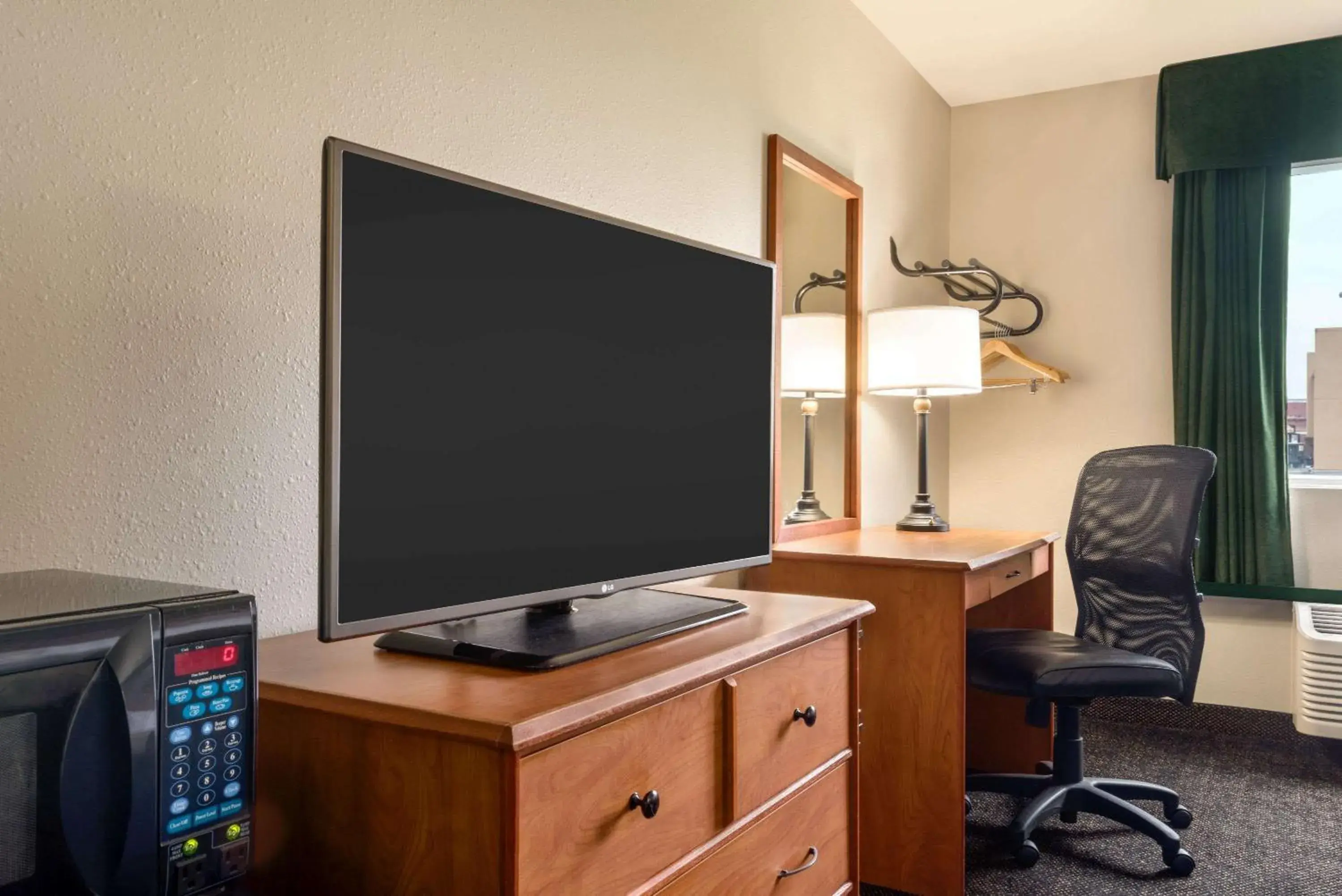 Deluxe Queen Room - Mobility Access/Non-Smoking in Travelodge by Wyndham Missouri Valley Deluxe Queen Room - Mobility Access/Non-Smoking in Travelodge by Wyndham Missouri Valley