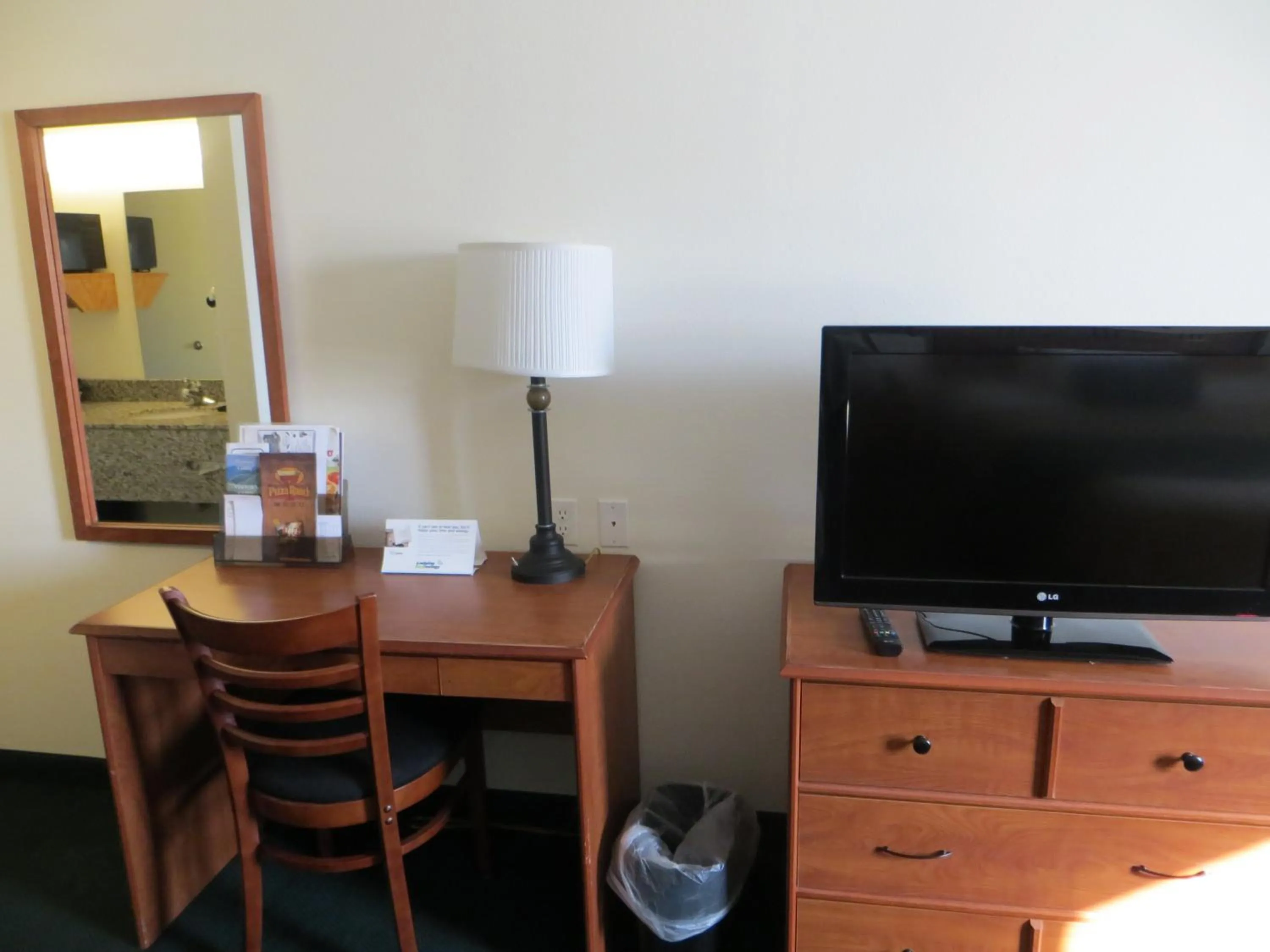 TV and multimedia in Travelodge by Wyndham Missouri Valley